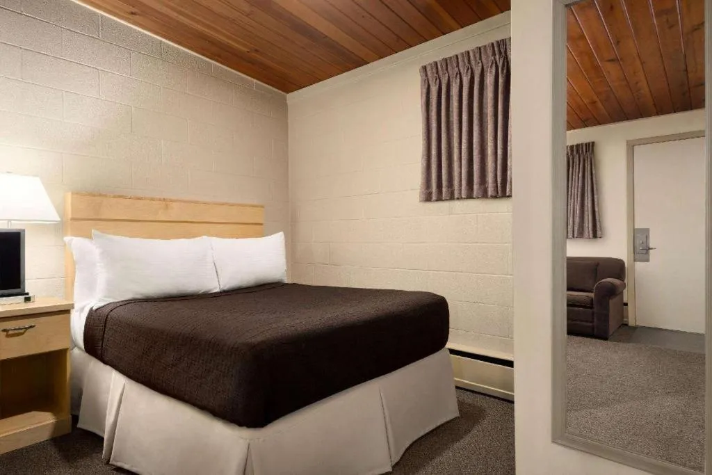 Bed in Thriftlodge Moose Jaw