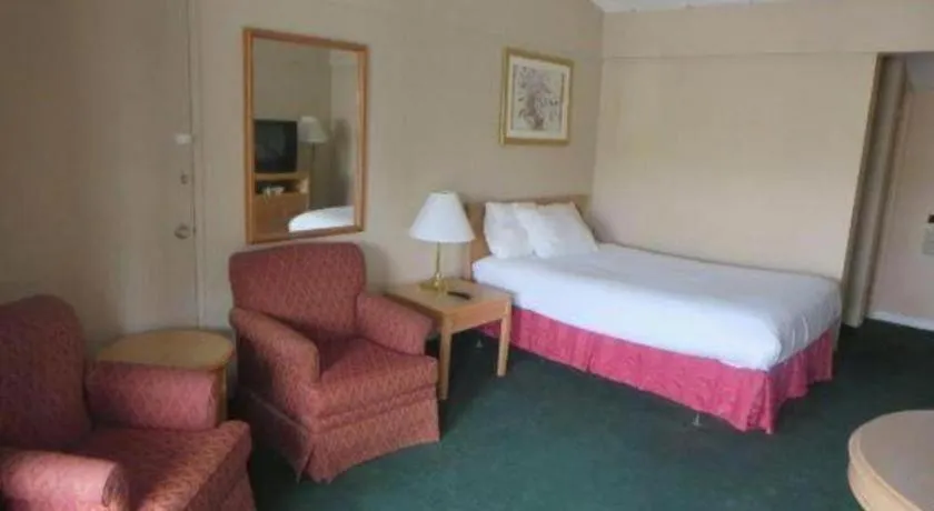 Bed in Niagara Best Inn