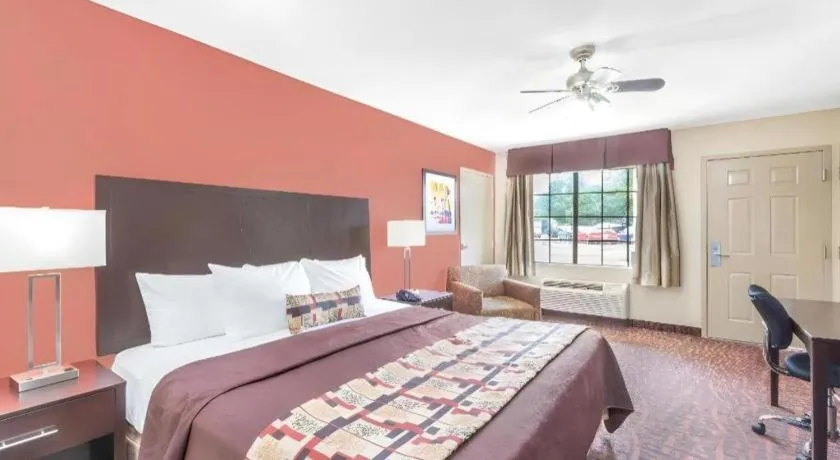 Bed in Days Inn by Wyndham Rayville