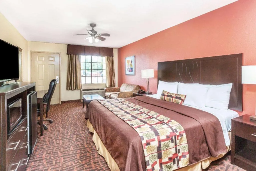 Bed in Days Inn by Wyndham Rayville