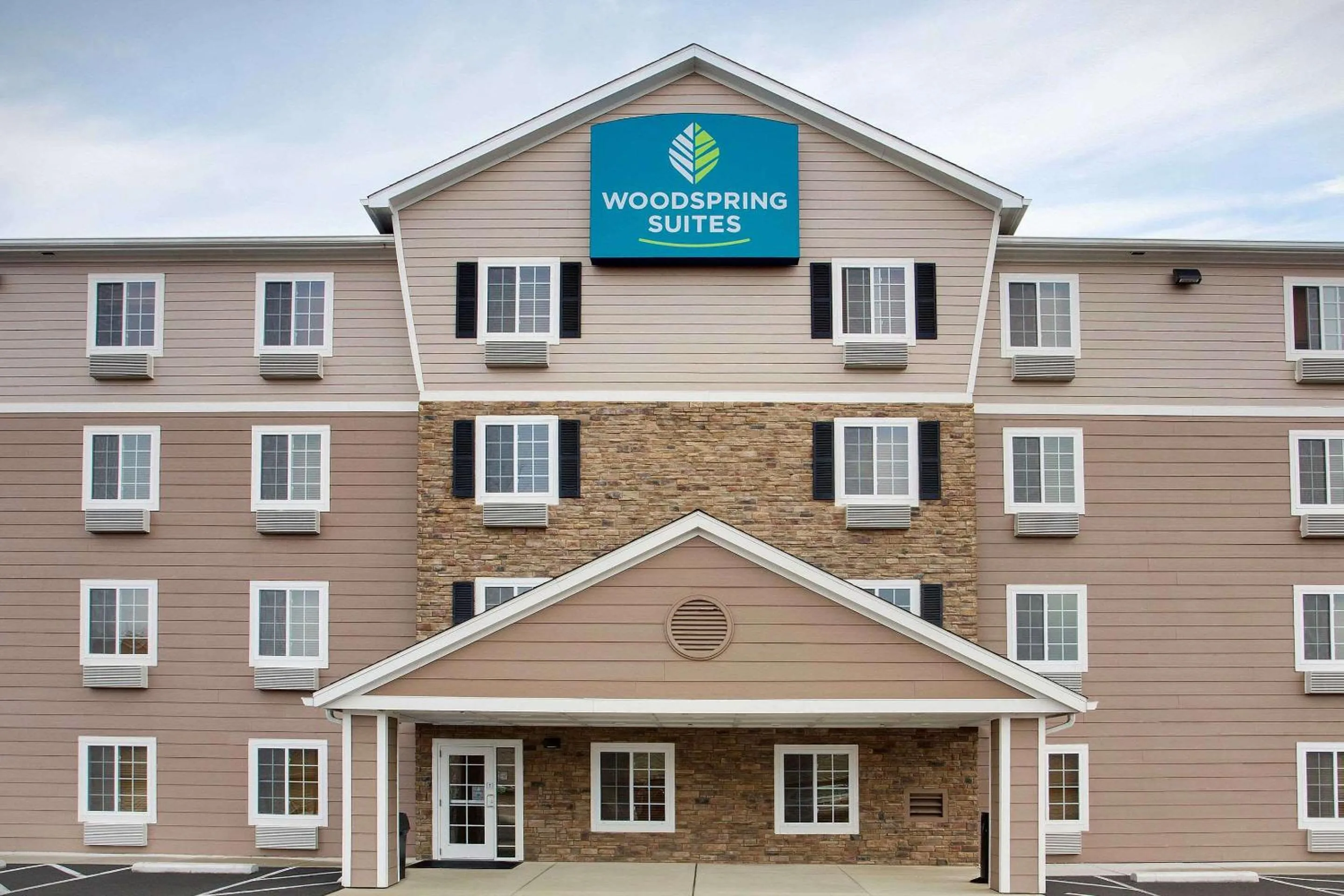Property building in WoodSpring Suites Columbus North I-270