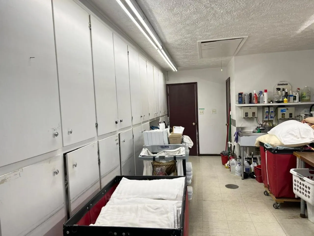 Bed in Economy Inn McCook