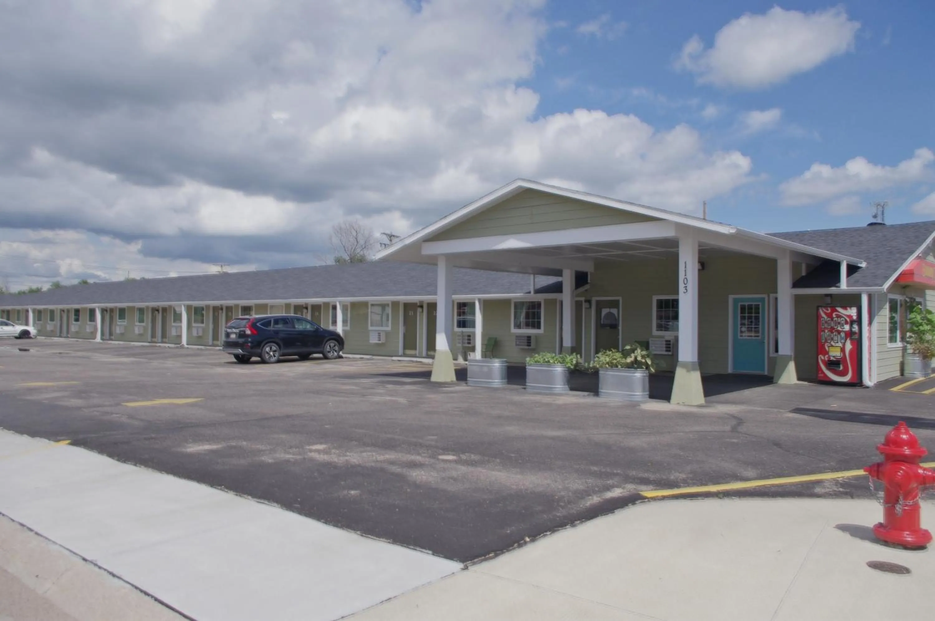 Property building in Economy Inn McCook