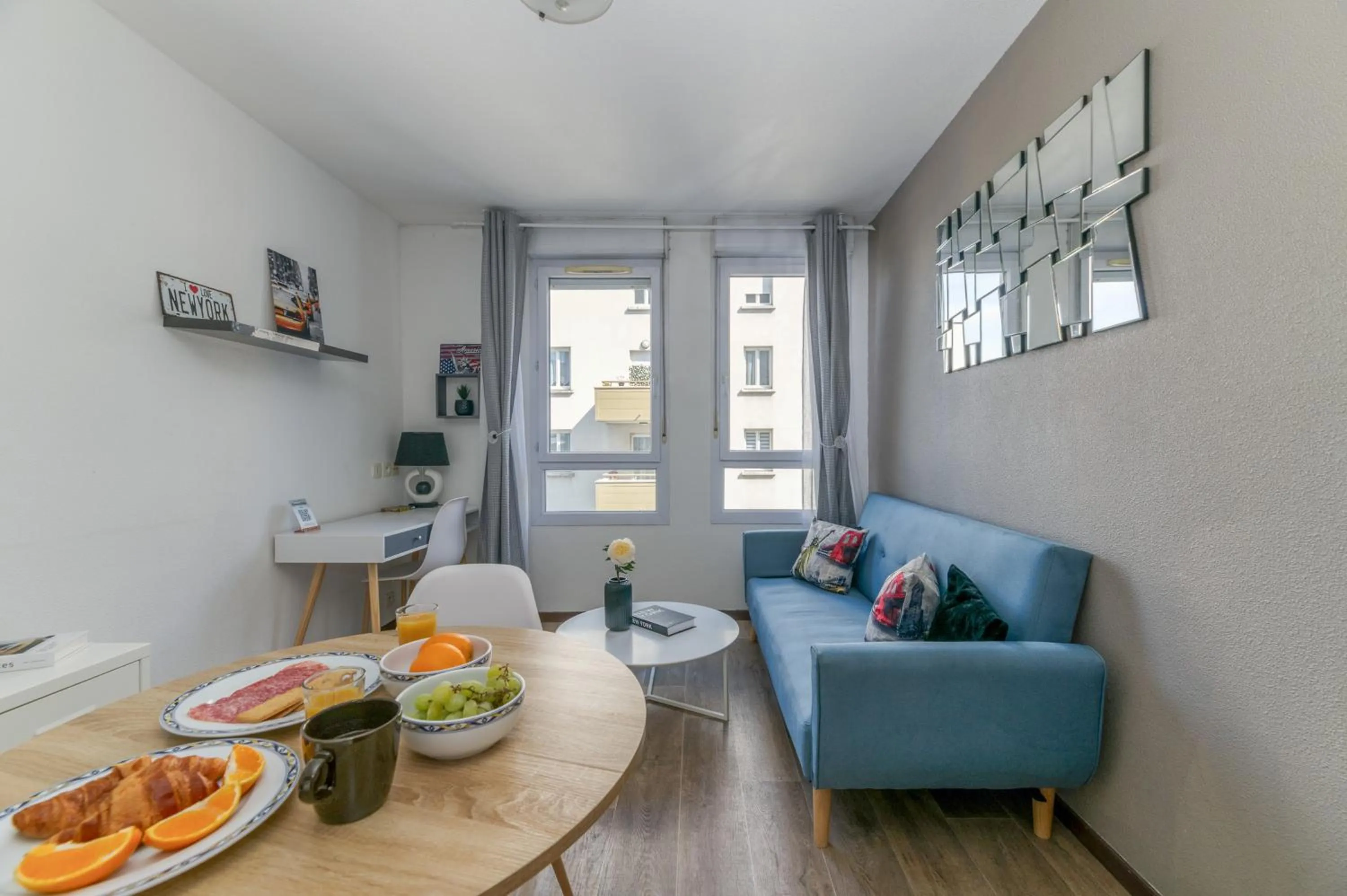 Living room in R'Apparts T2 Le New York