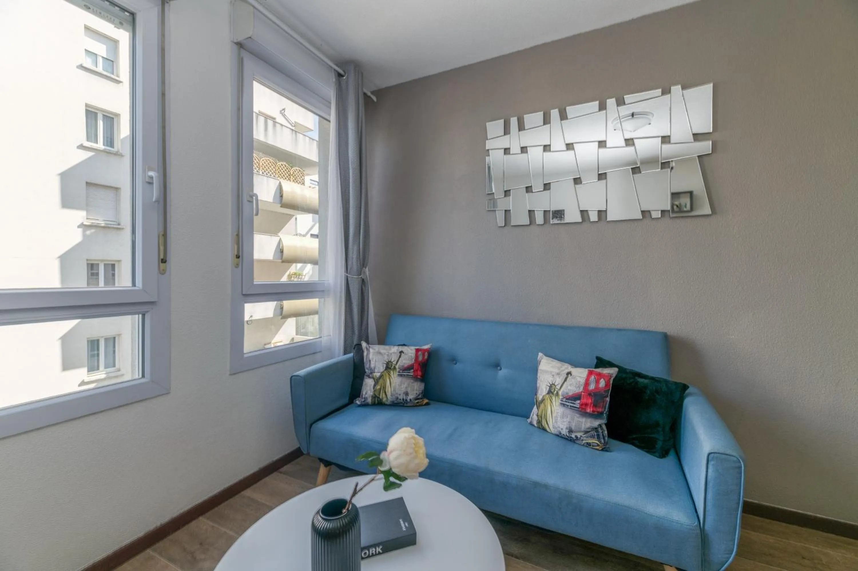 Living room in R'Apparts T2 Le New York