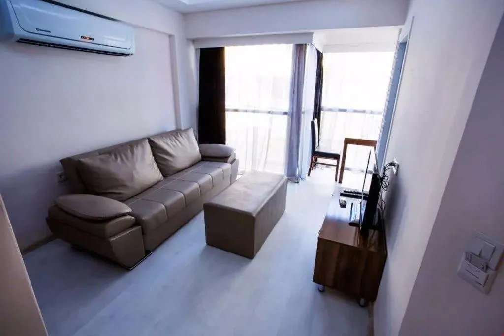 Smyrna Homes & Suits