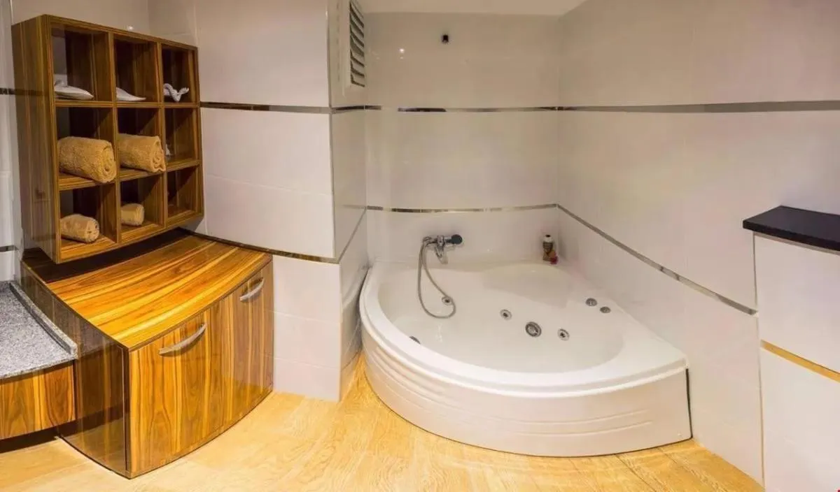 Hot Tub in Smyrna Homes & Suits