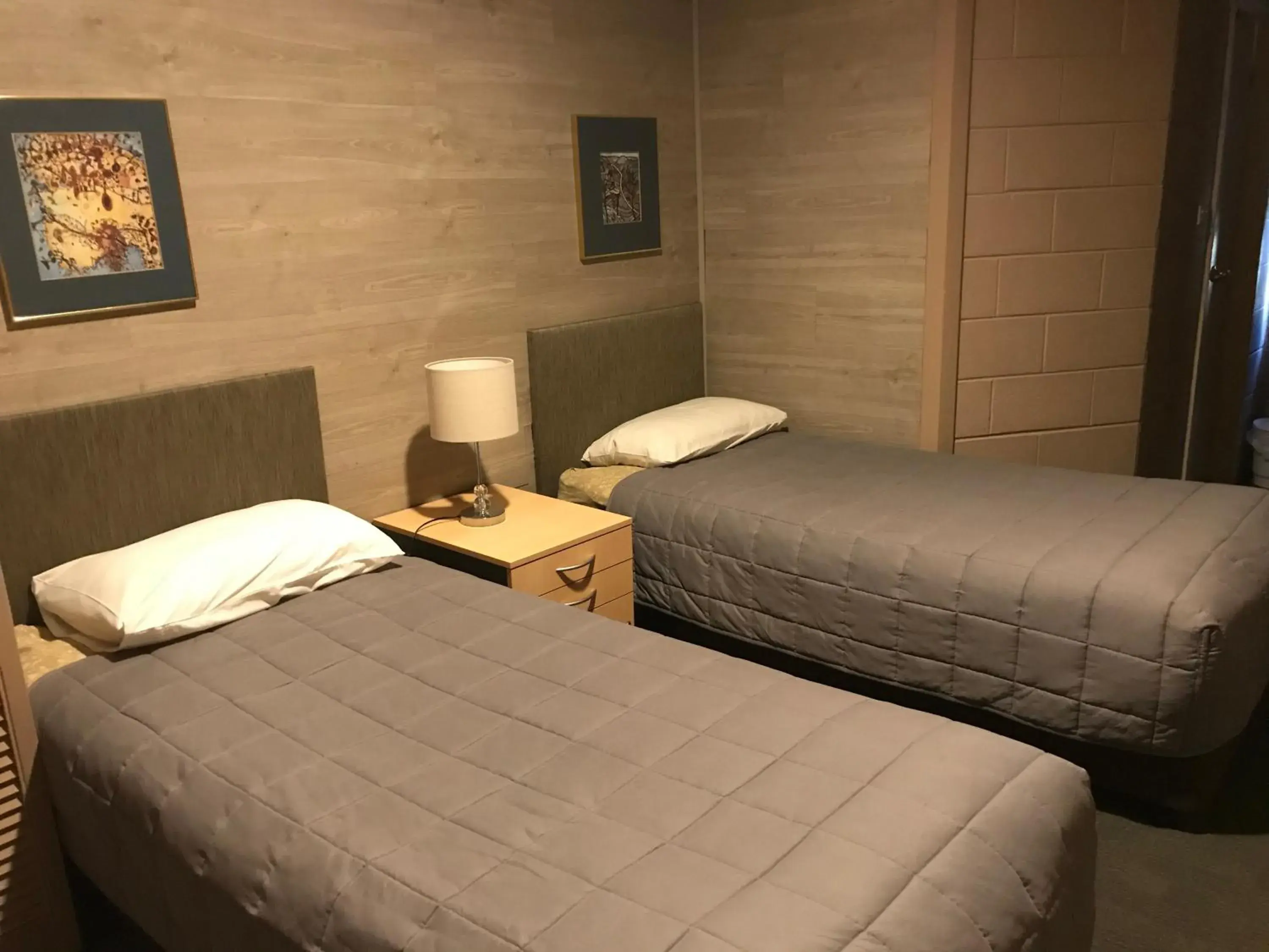 Twin Room in Cottonwood Lodge Twin Room in Cottonwood Lodge