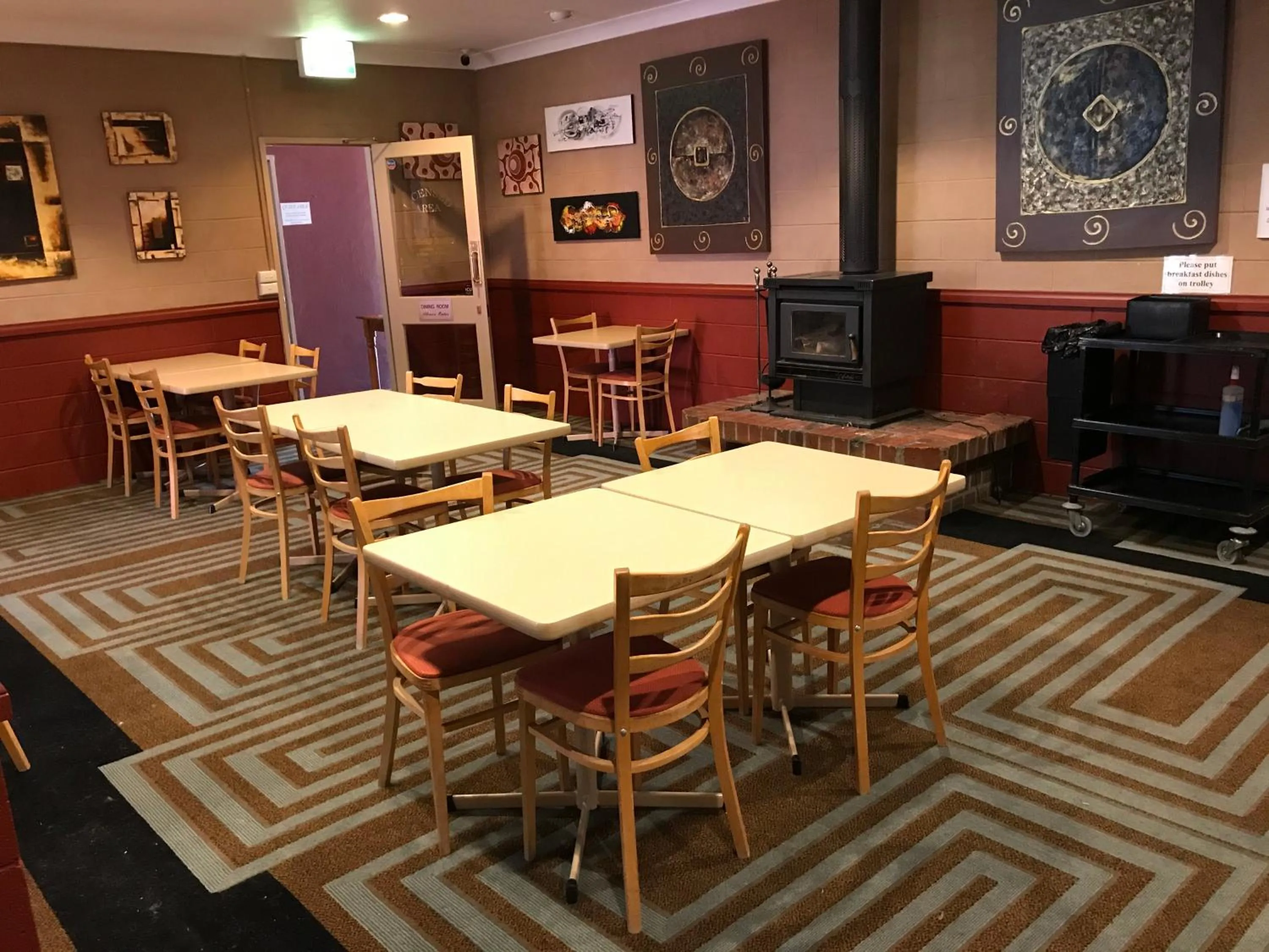 Dining area in Cottonwood Lodge