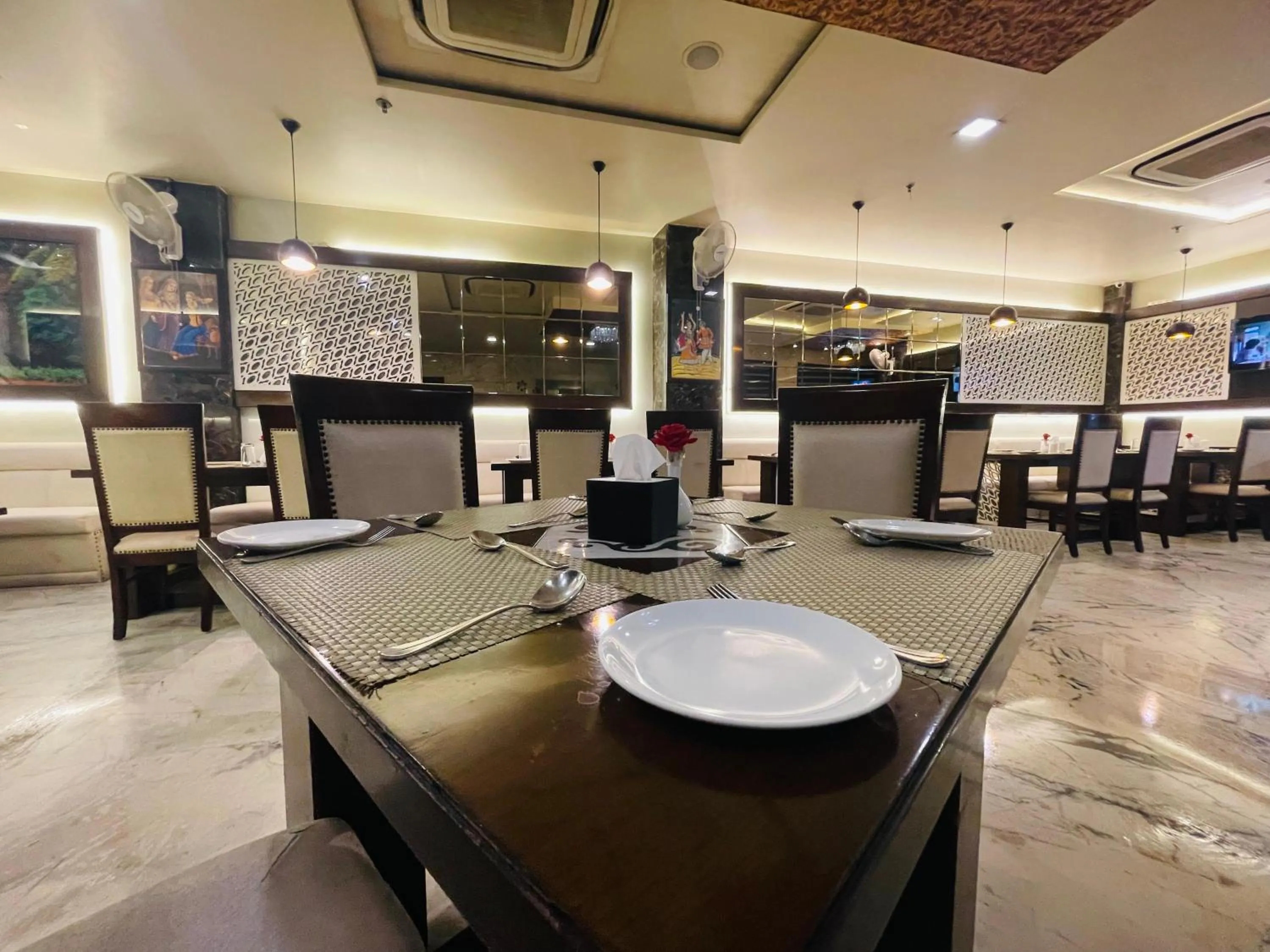 Restaurant/places to eat in Hotel Kc Inn Ajmer