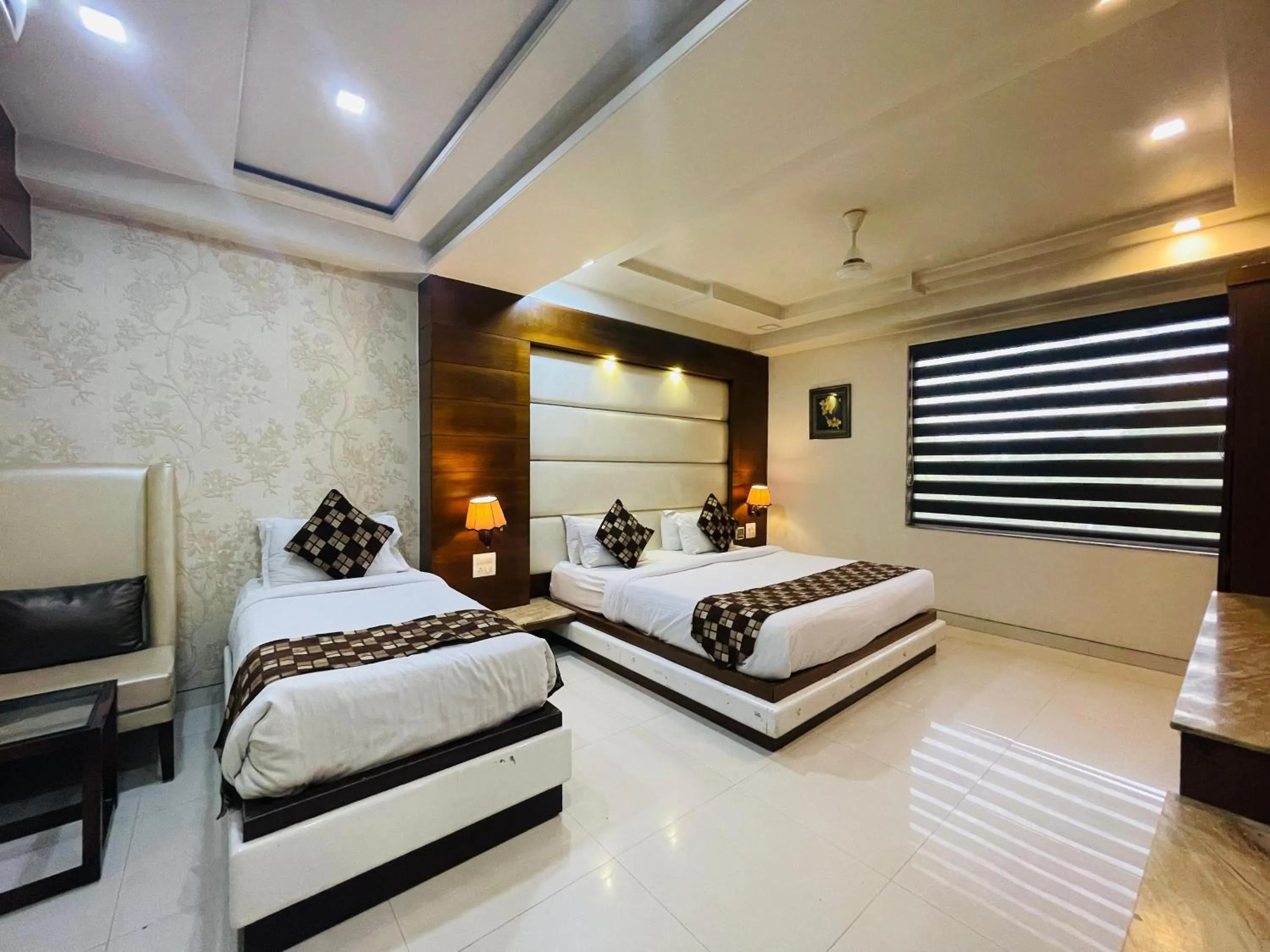 Living room, Bed in Hotel Kc Inn Ajmer