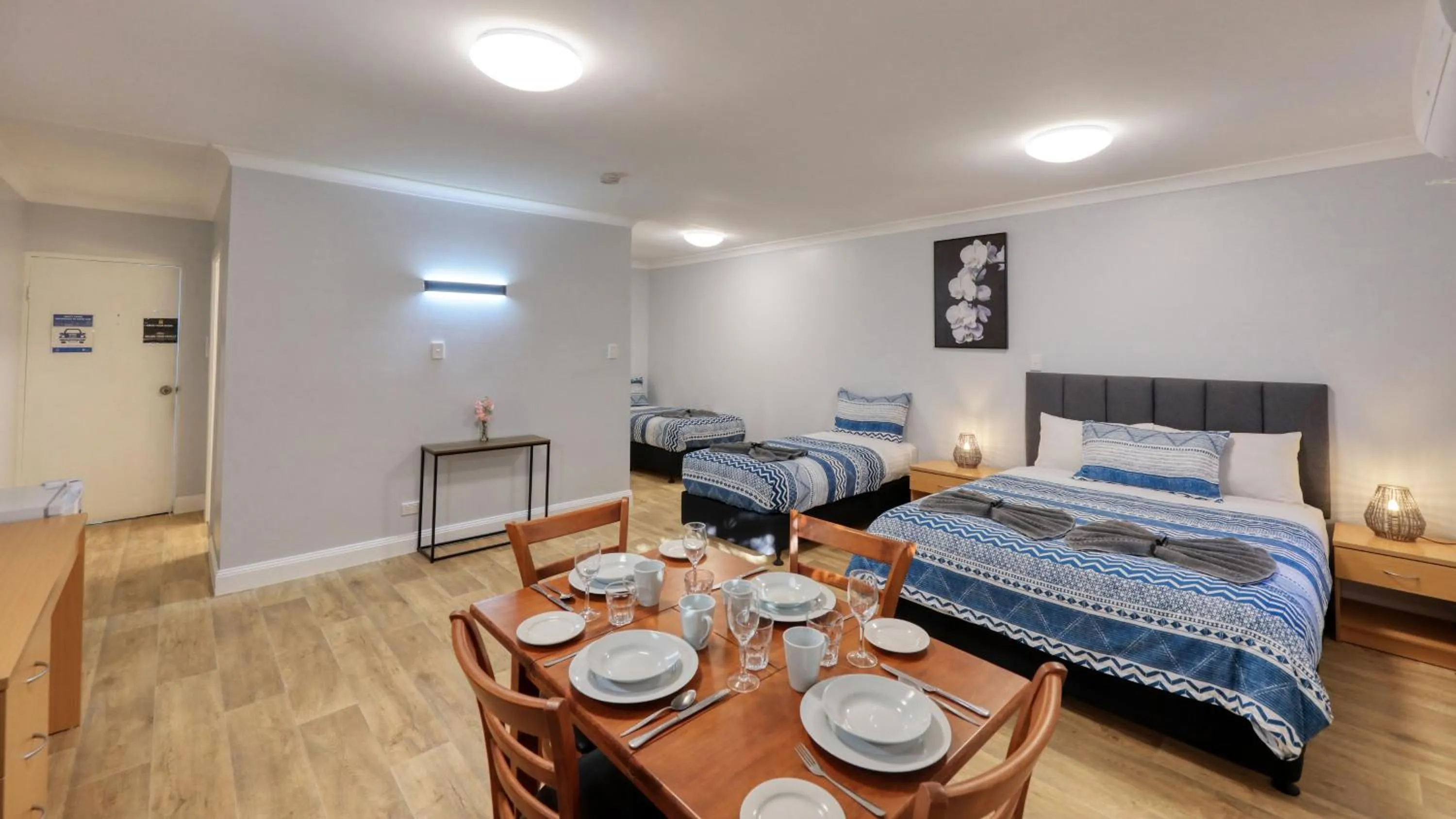 Dining area, Bed in The Major Mitchell Motel