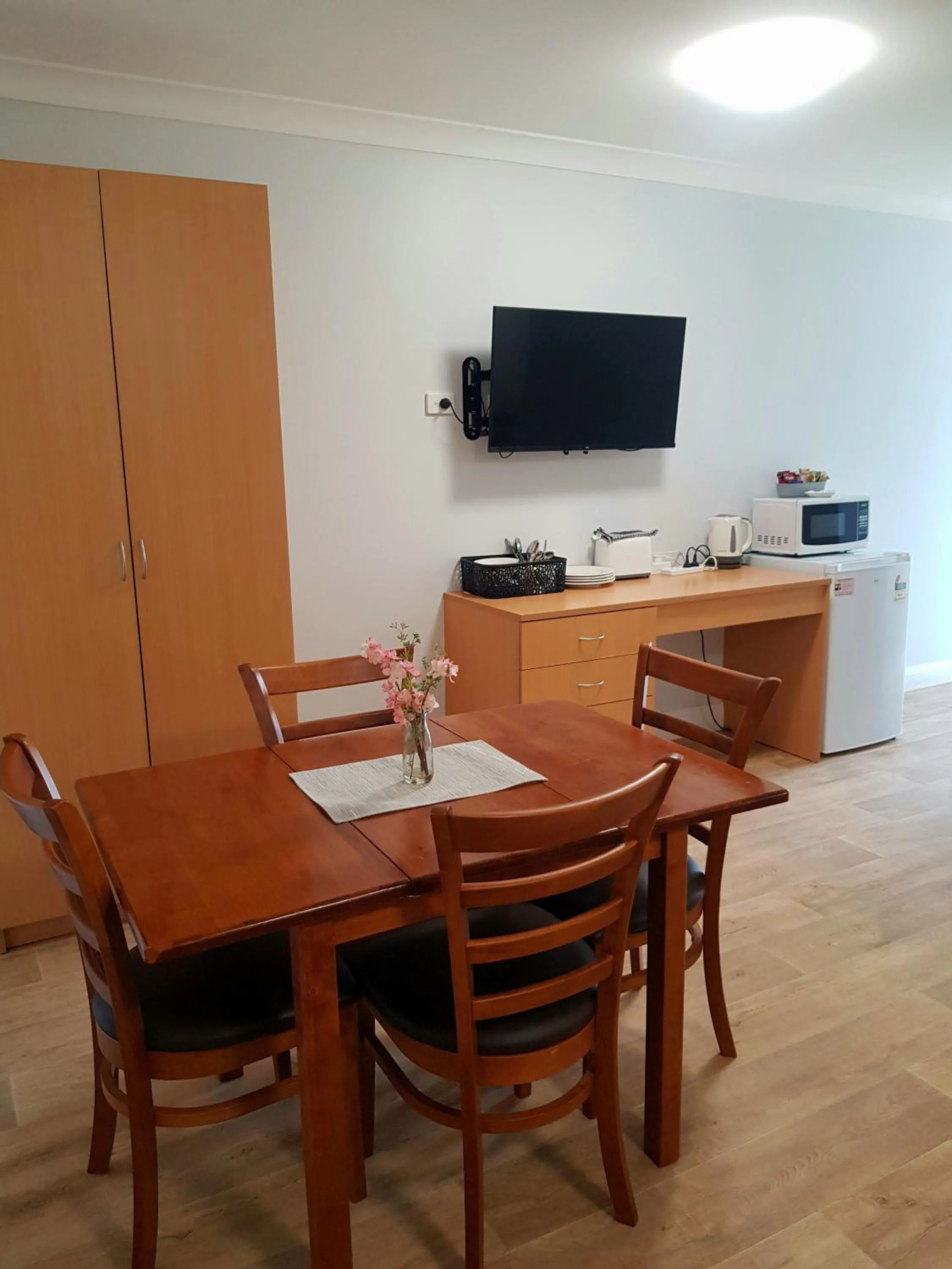 TV and multimedia in The Major Mitchell Motel