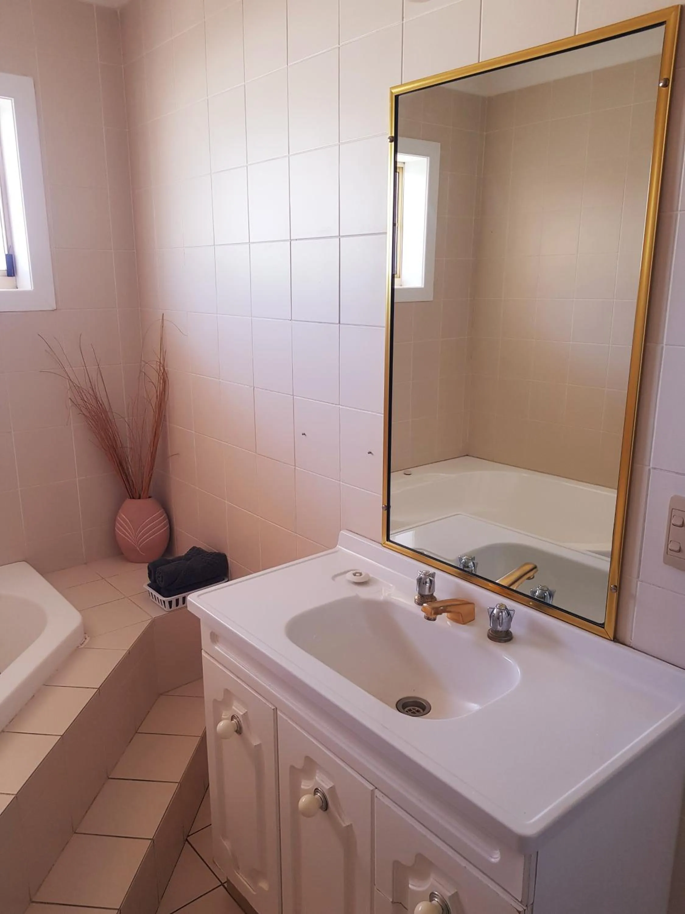 Bathroom in The Major Mitchell Motel