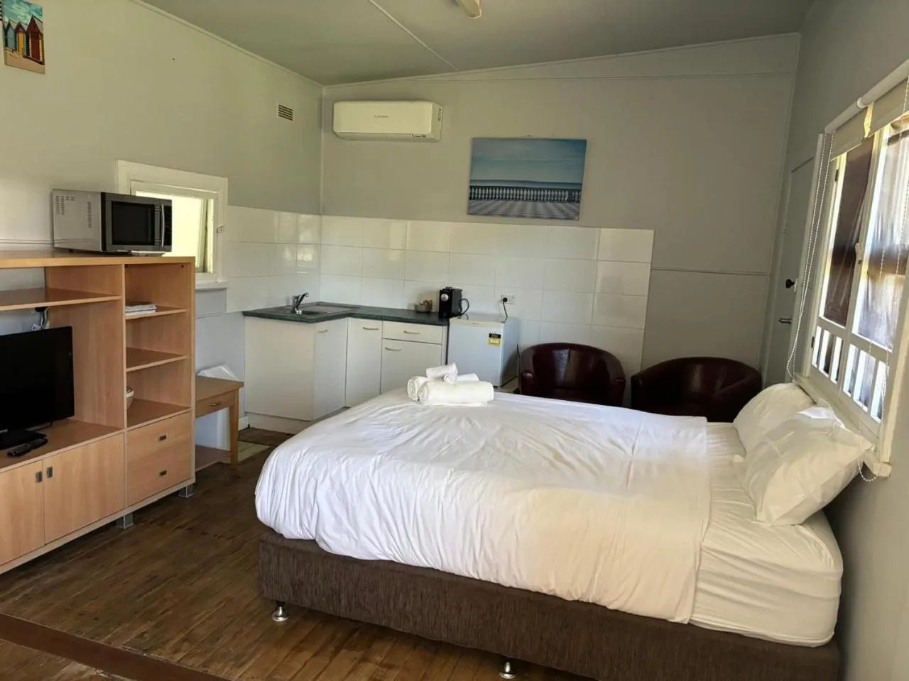 Kitchen or kitchenette, Bed in The Tree Motel