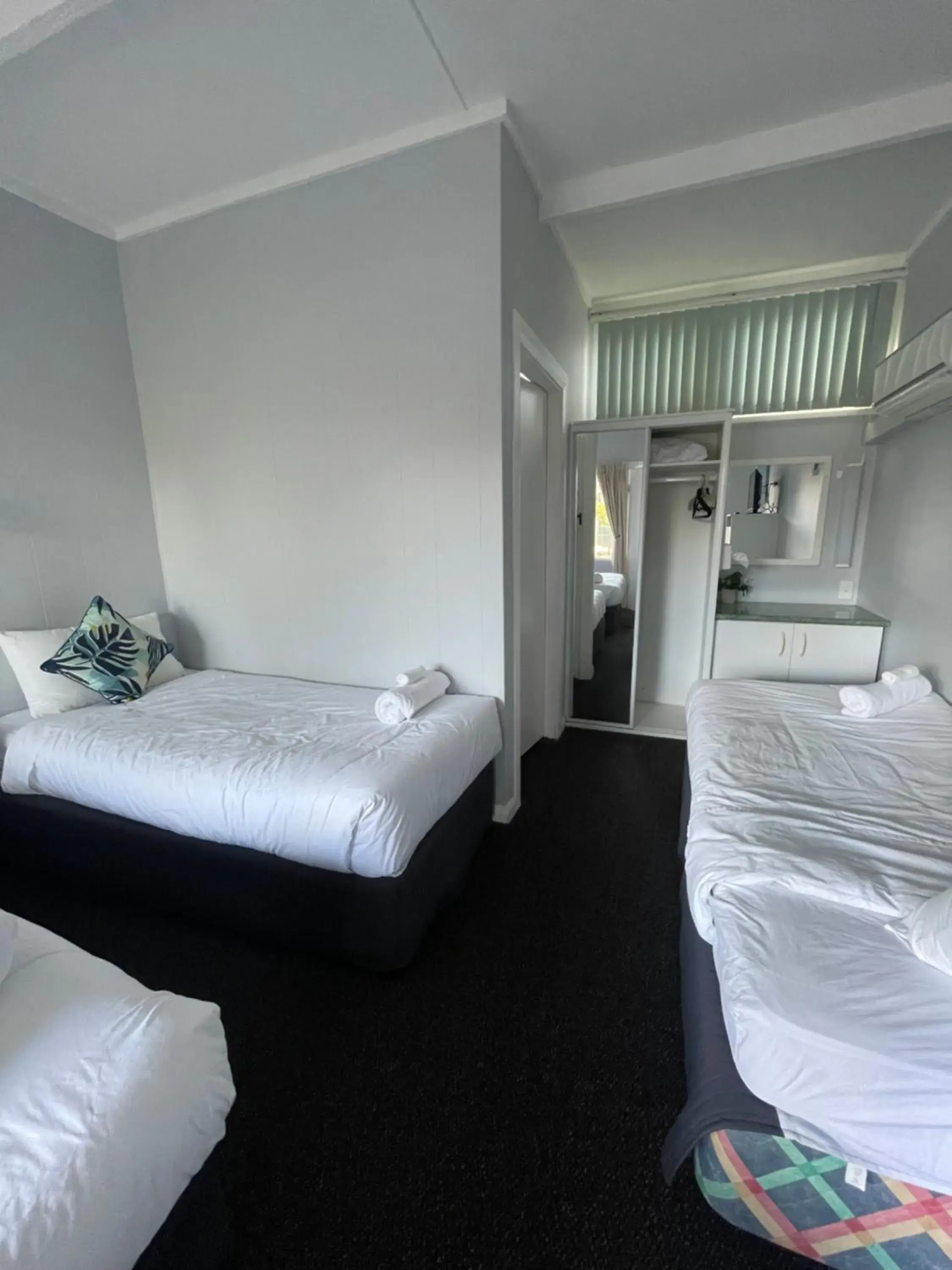 Double Bed Plus Two Singles in The Tree Motel Double Bed Plus Two Singles in The Tree Motel