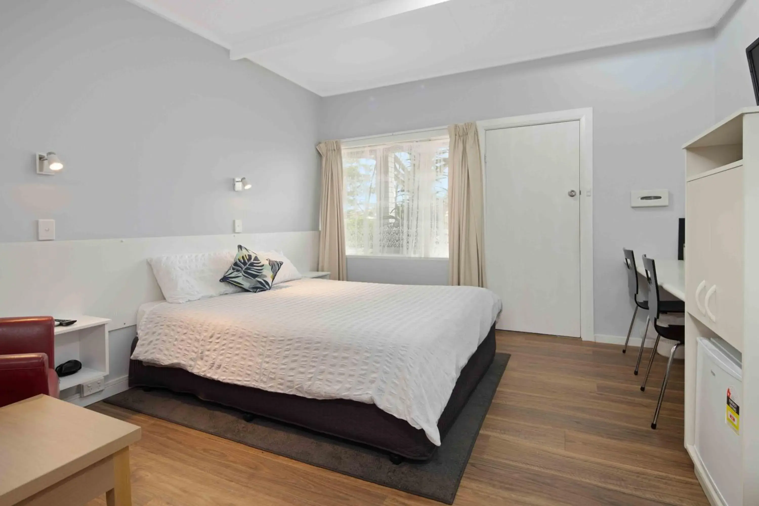 Queen Room in The Tree Motel Queen Room in The Tree Motel