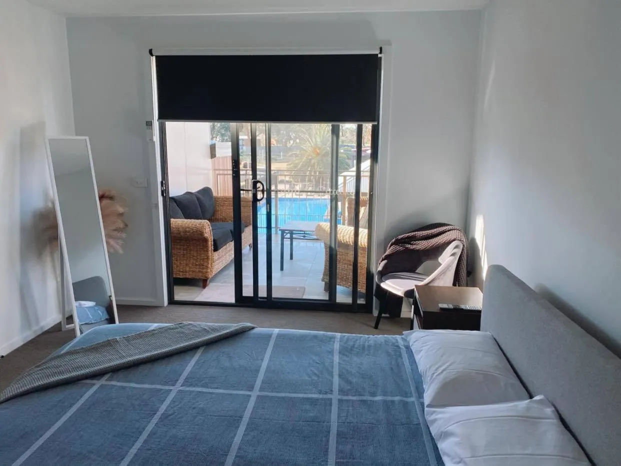Pool view, Bed in Bundalong Villas