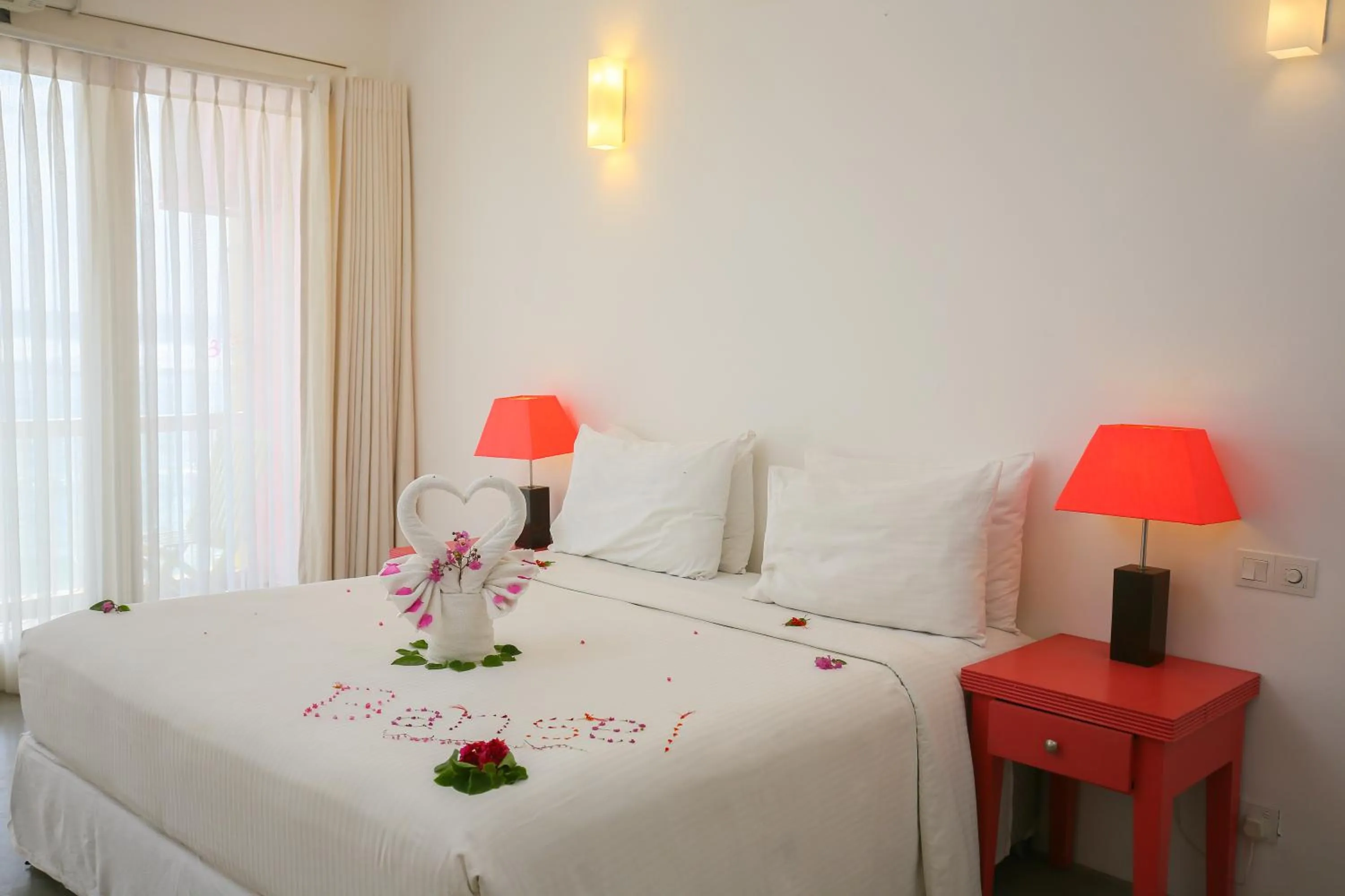 Photo of the whole room, Bed in Coral Rock by Bansei