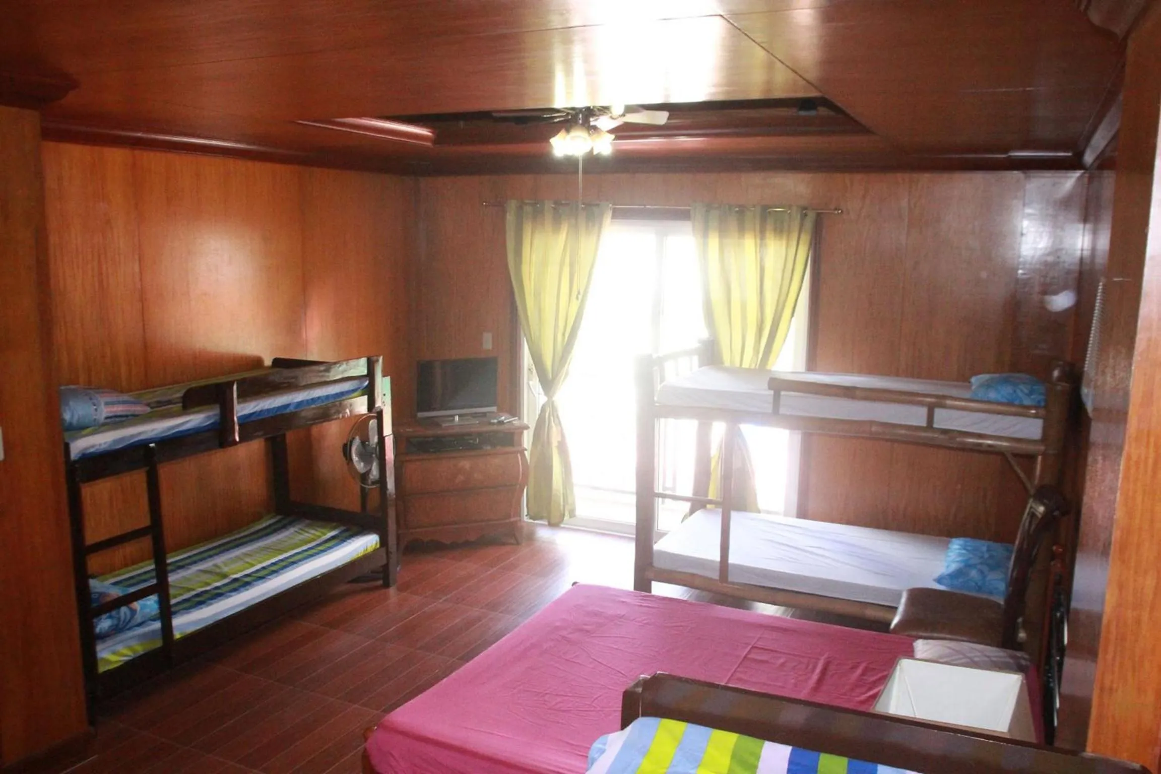 Photo of the whole room, Bed in Cebu Guest Inn