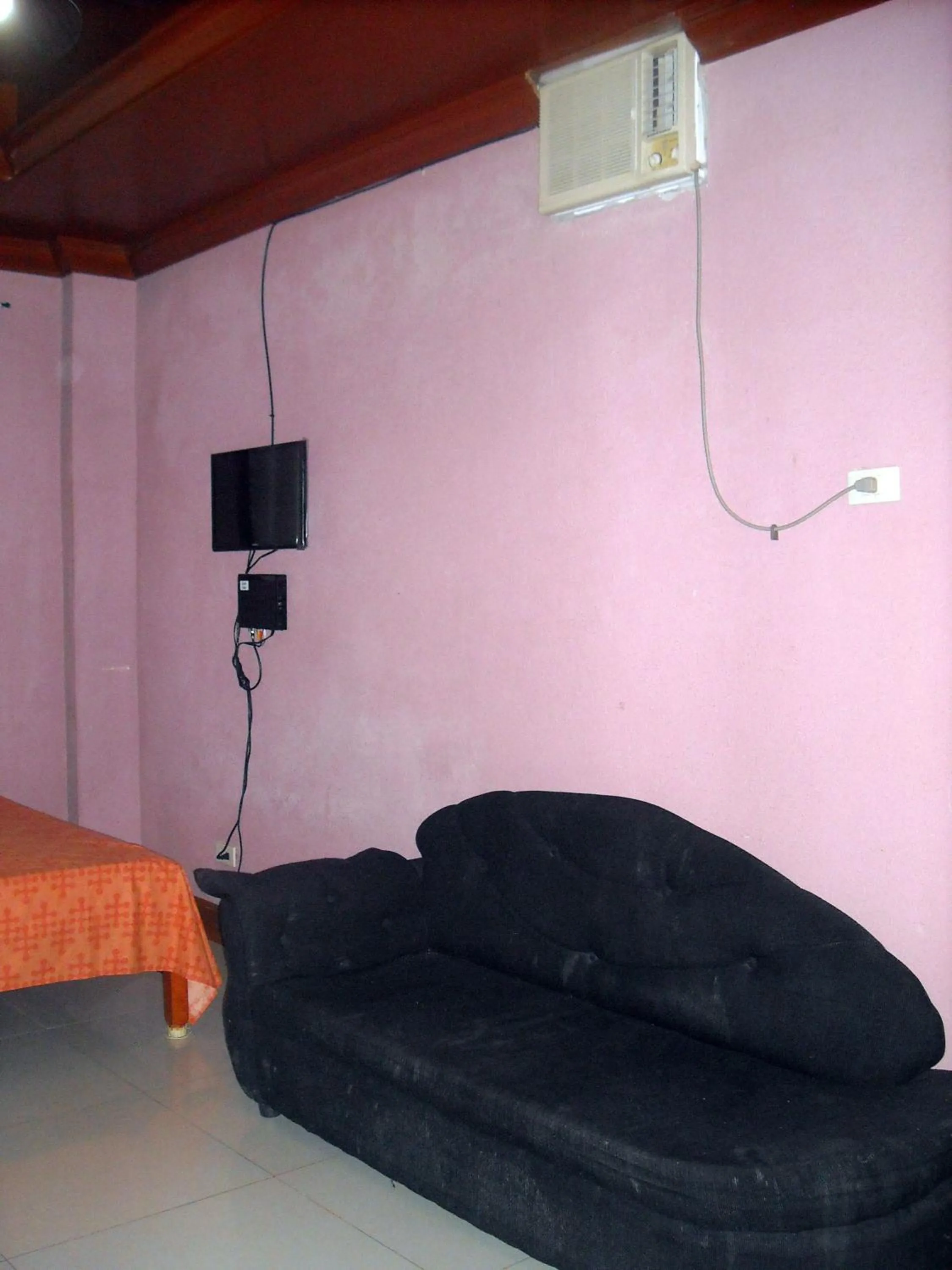 Decorative detail, Bed in Cebu Guest Inn