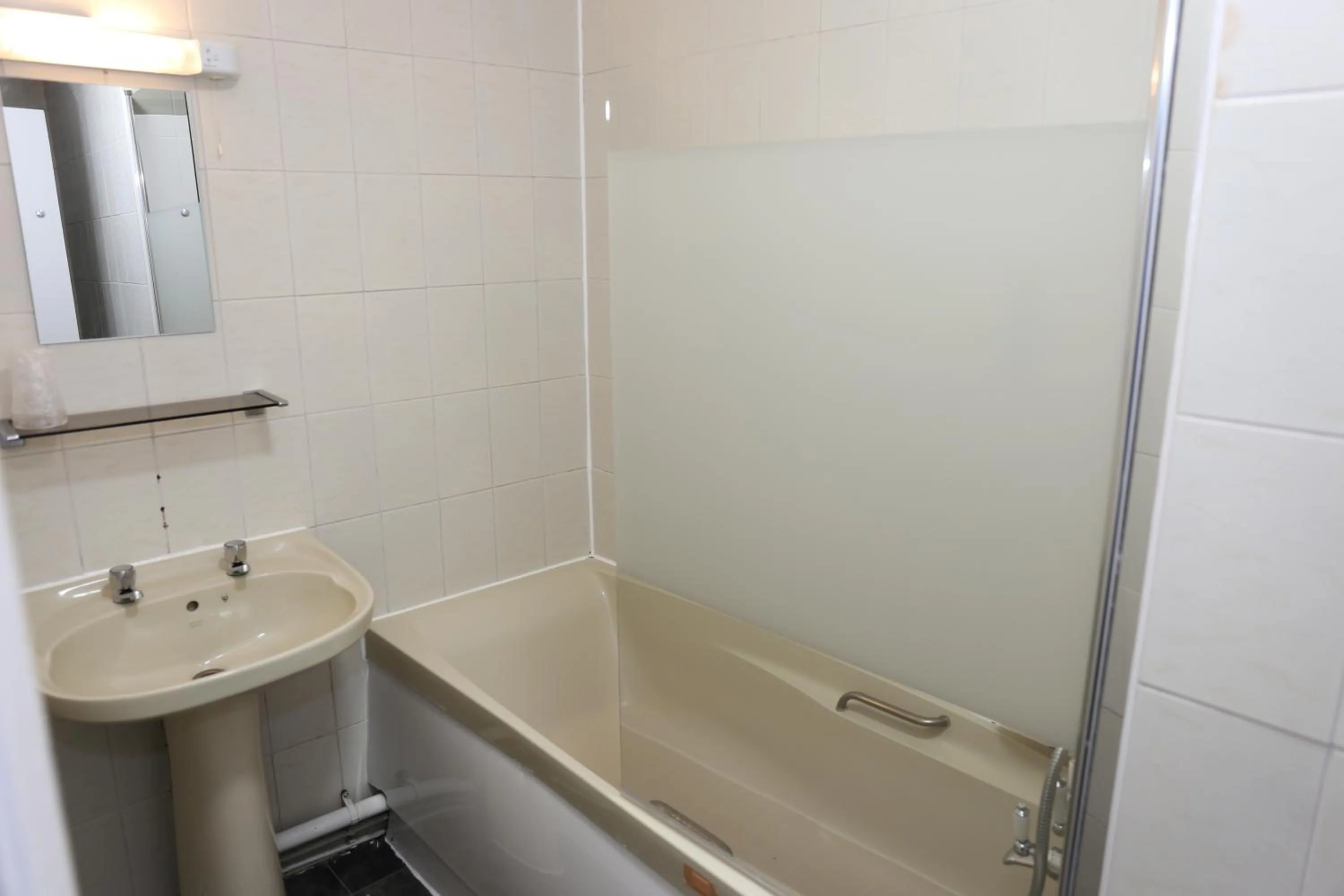 Bathroom in Elstree Inn