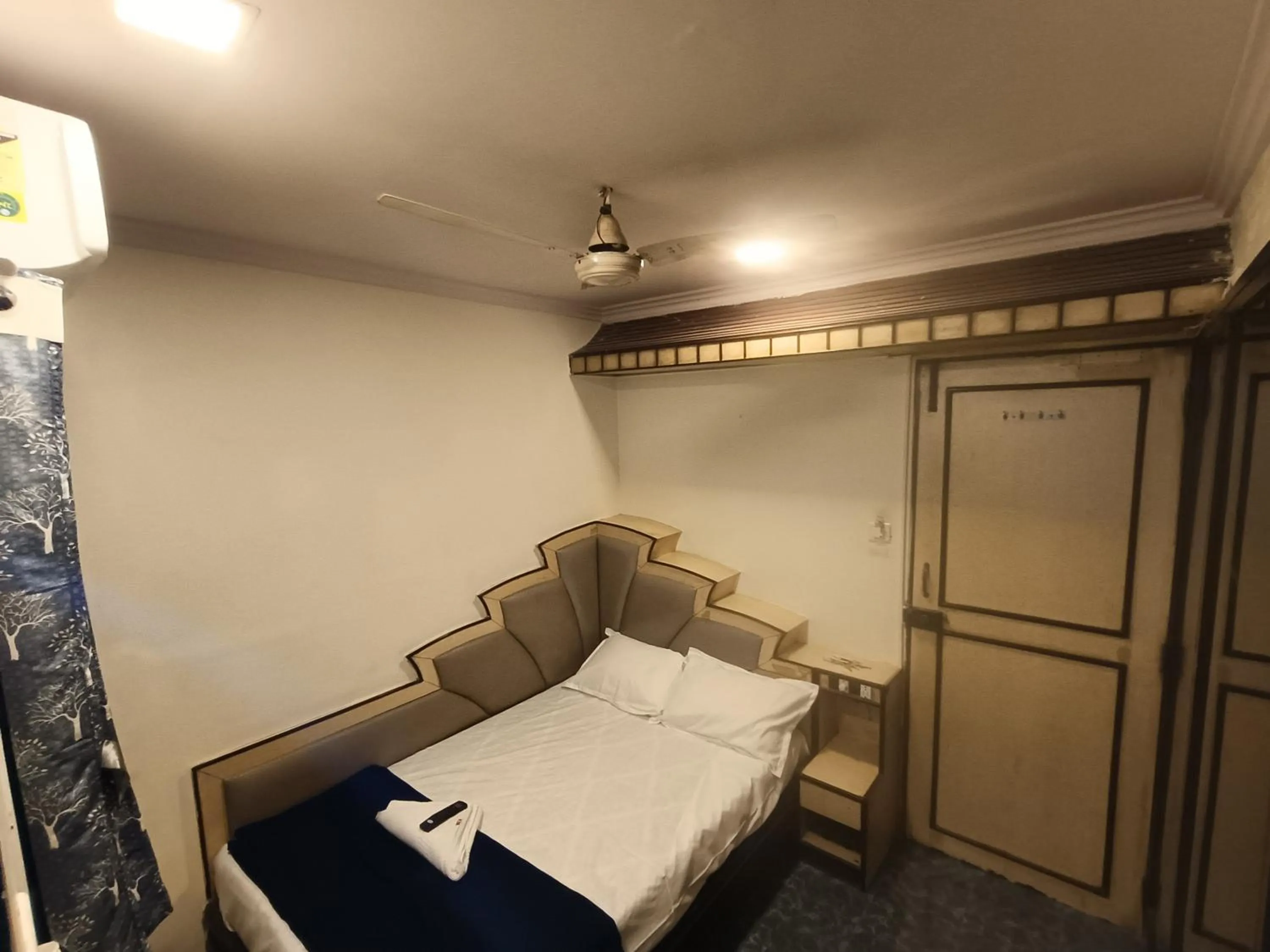 Bed in Hotel Platinum Residency Colaba