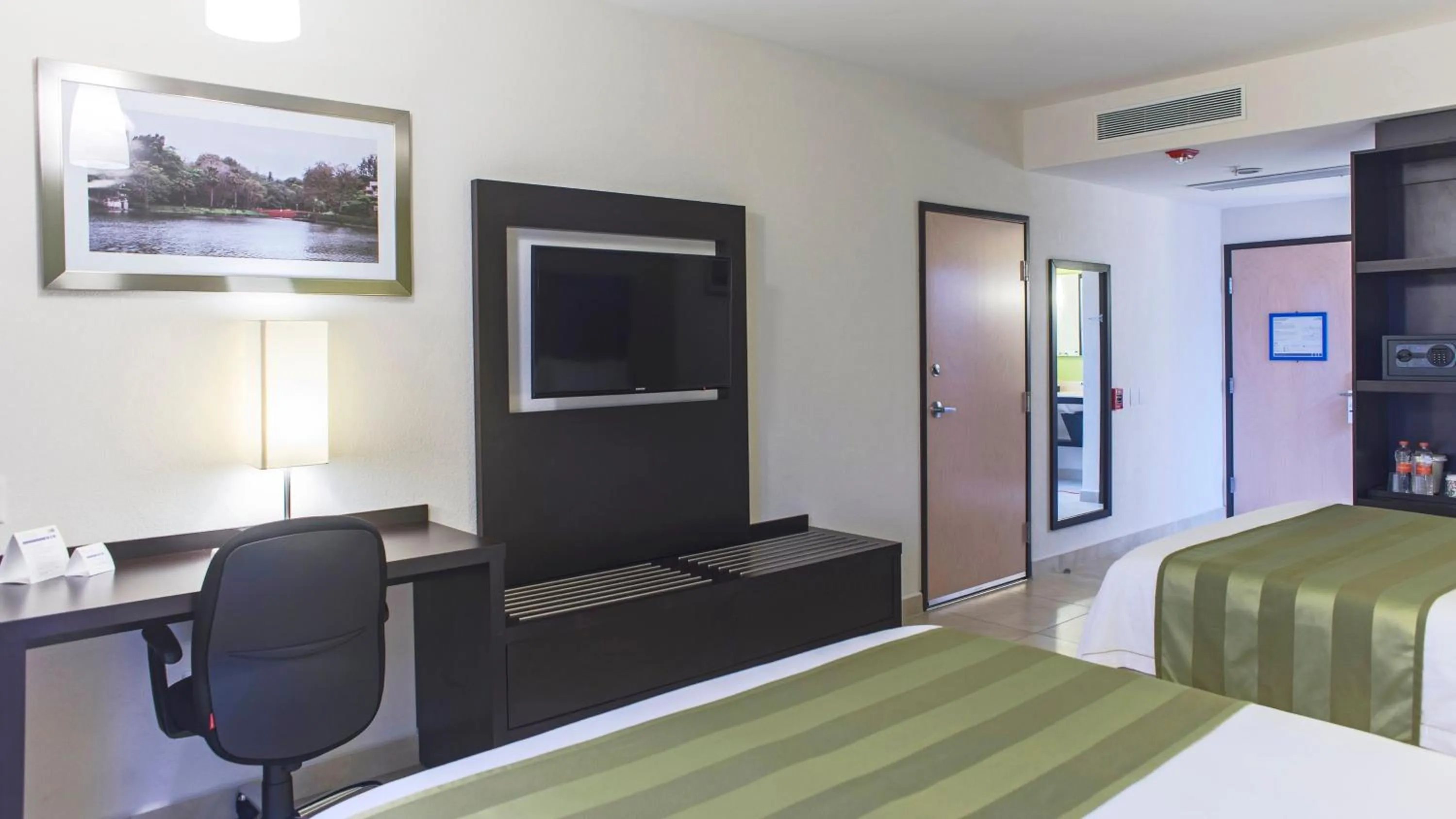 Photo of the whole room, Bed in Holiday Inn Express Xalapa by IHG