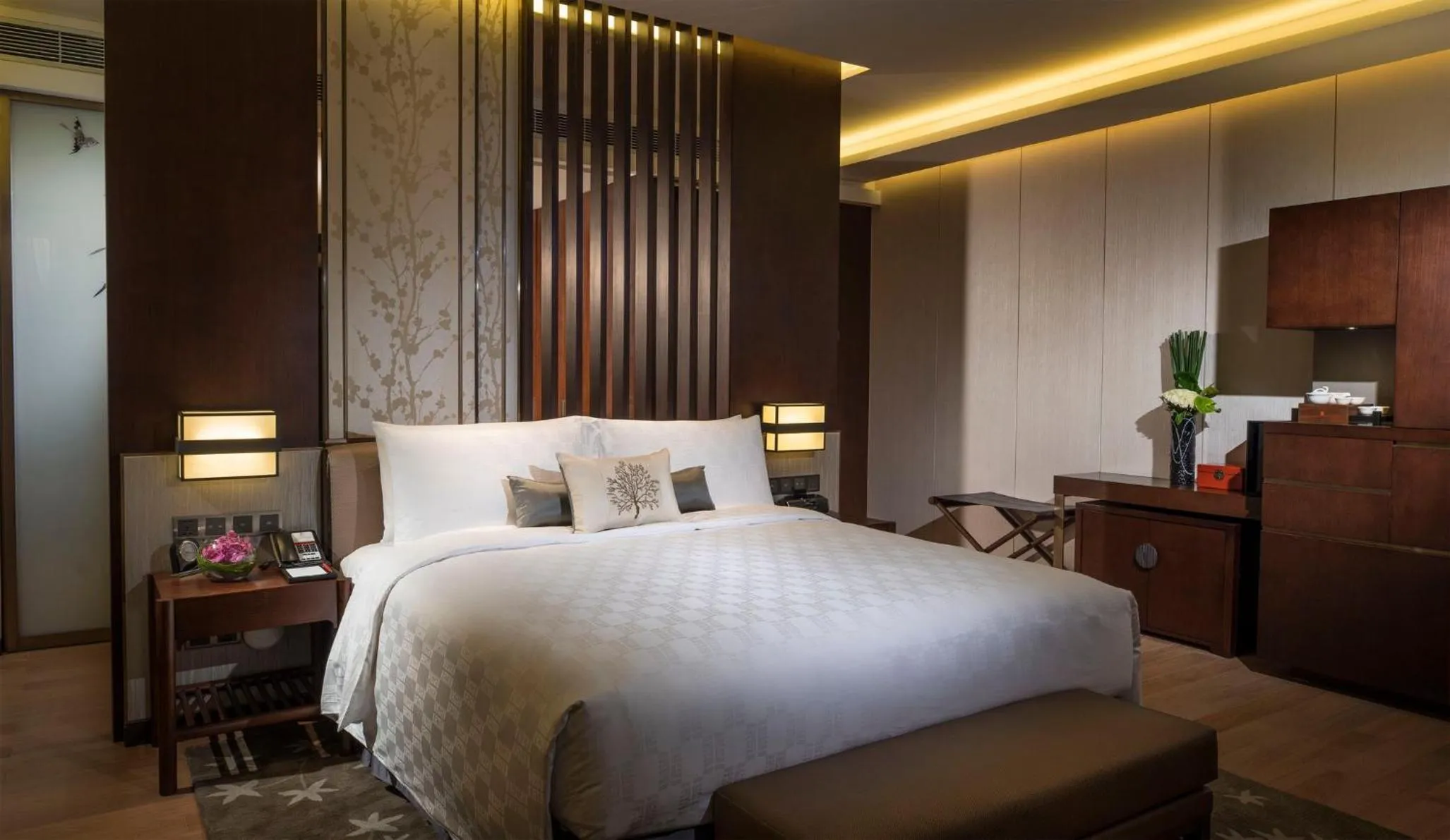 Photo of the whole room, Bed in HUALUXE Hotels & Resorts Nanchang High-Tech Zone, an IHG Hotel