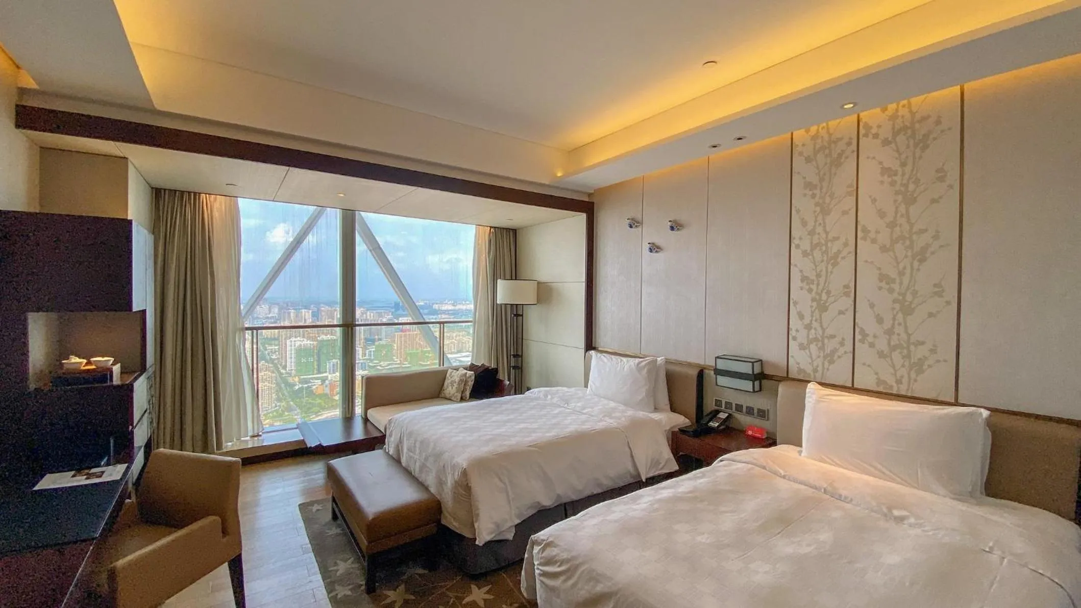 Photo of the whole room, Bed in HUALUXE Hotels & Resorts Nanchang High-Tech Zone, an IHG Hotel