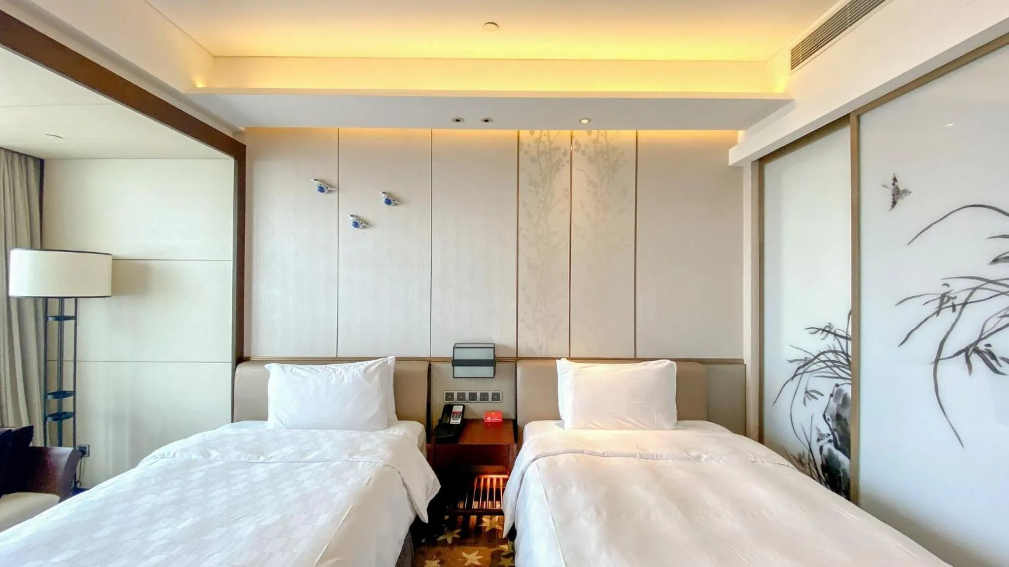 Photo of the whole room, Bed in HUALUXE Hotels & Resorts Nanchang High-Tech Zone, an IHG Hotel