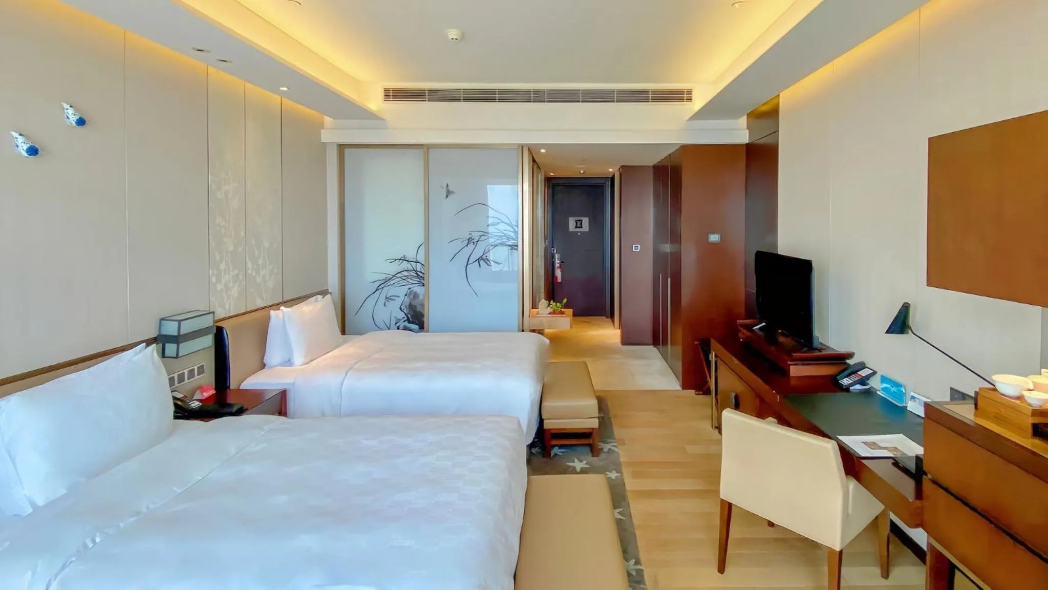 Photo of the whole room, Bed in HUALUXE Hotels & Resorts Nanchang High-Tech Zone, an IHG Hotel