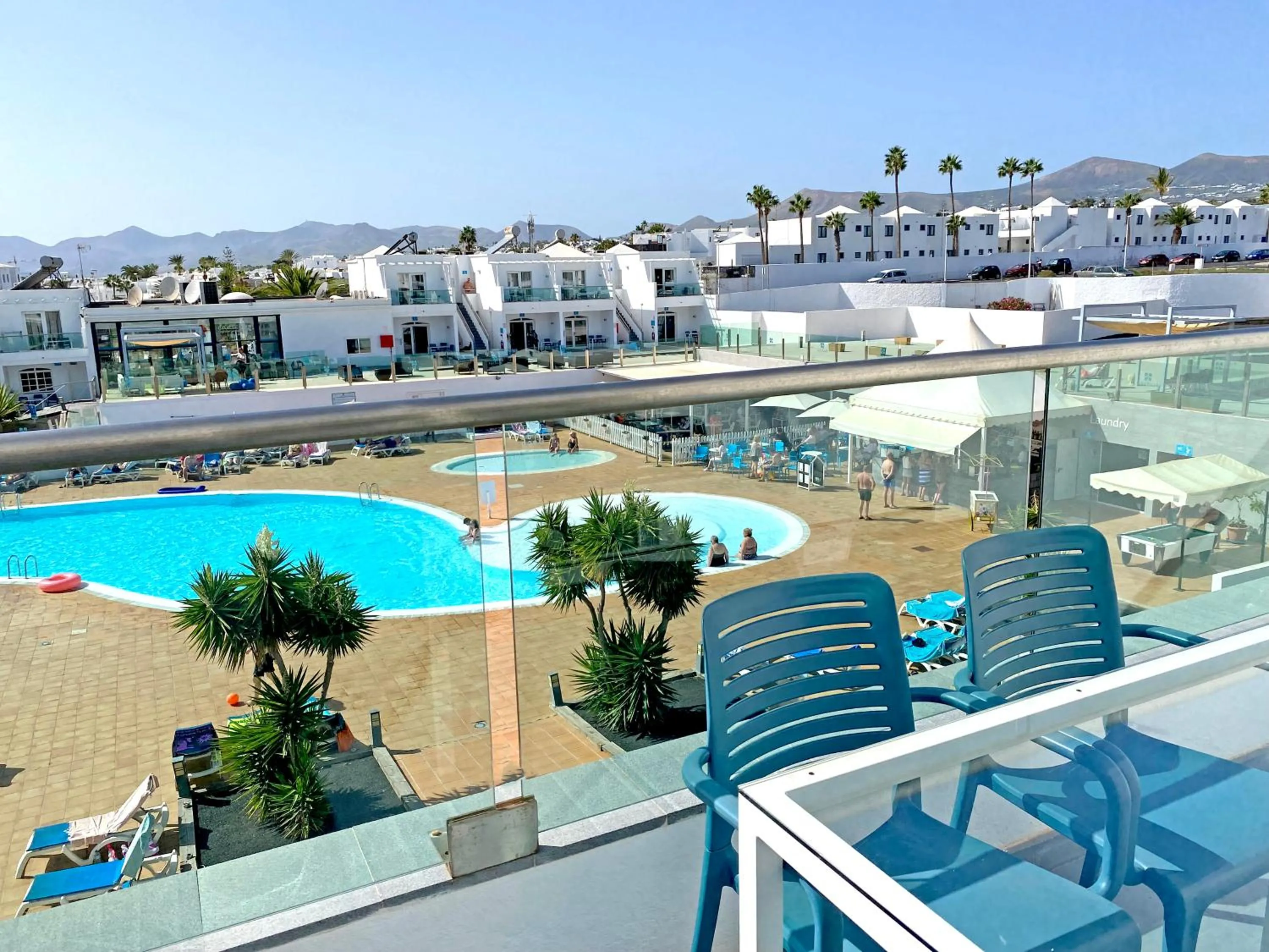 Pool view in Hotel Plaza Palmeras