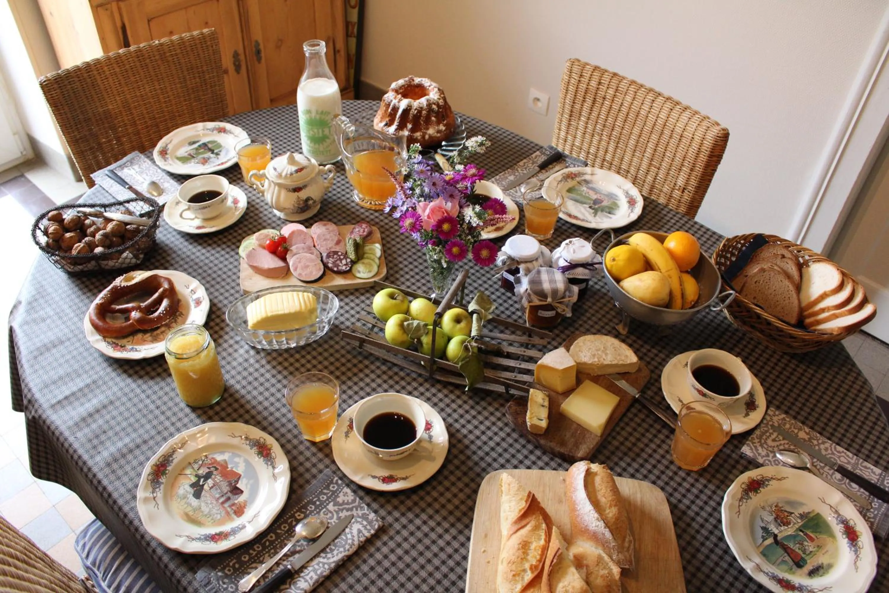 Breakfast in La Chambre de Marie