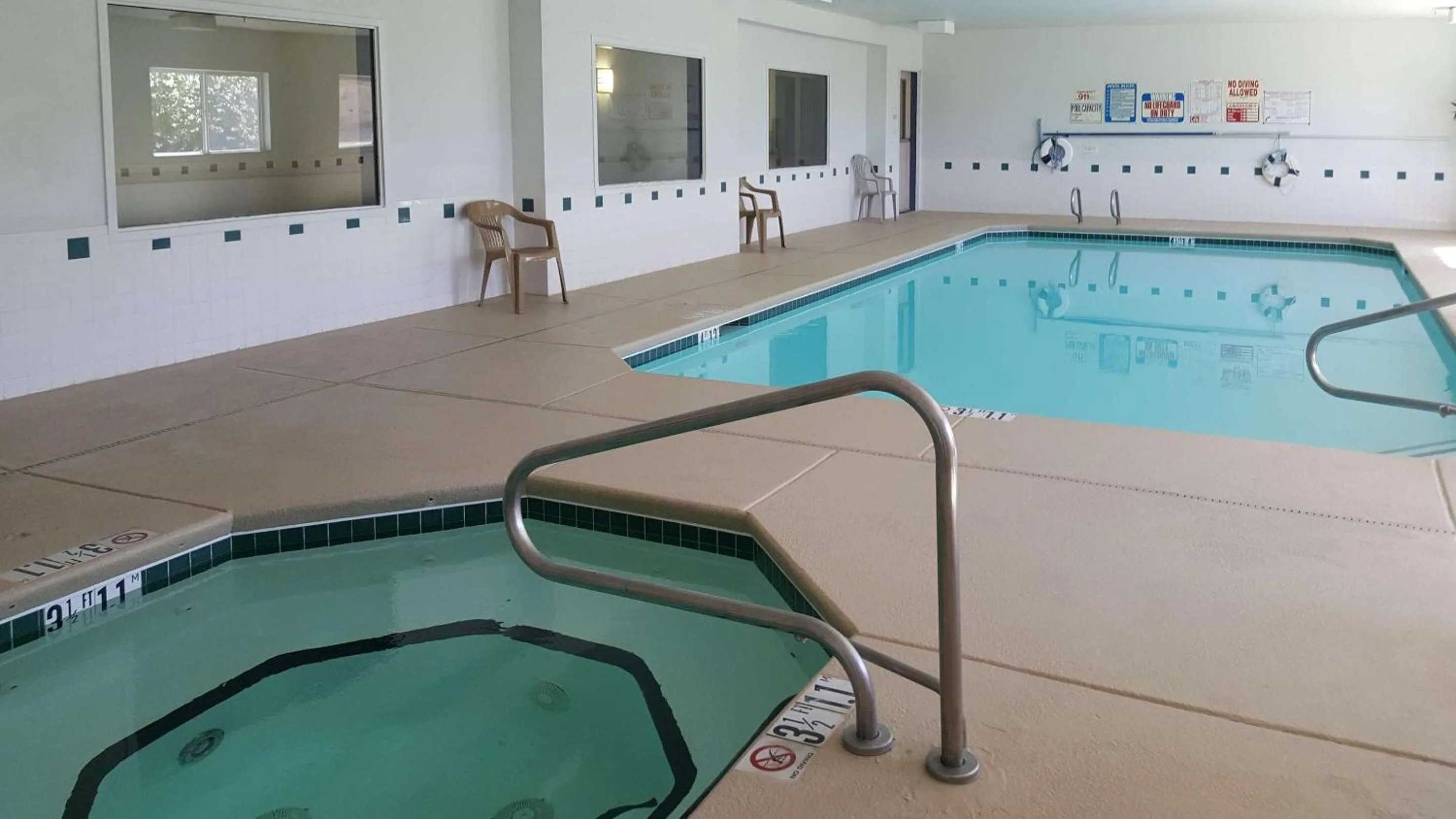 Swimming pool in Studio 6 Las Cruces, NM Telshor