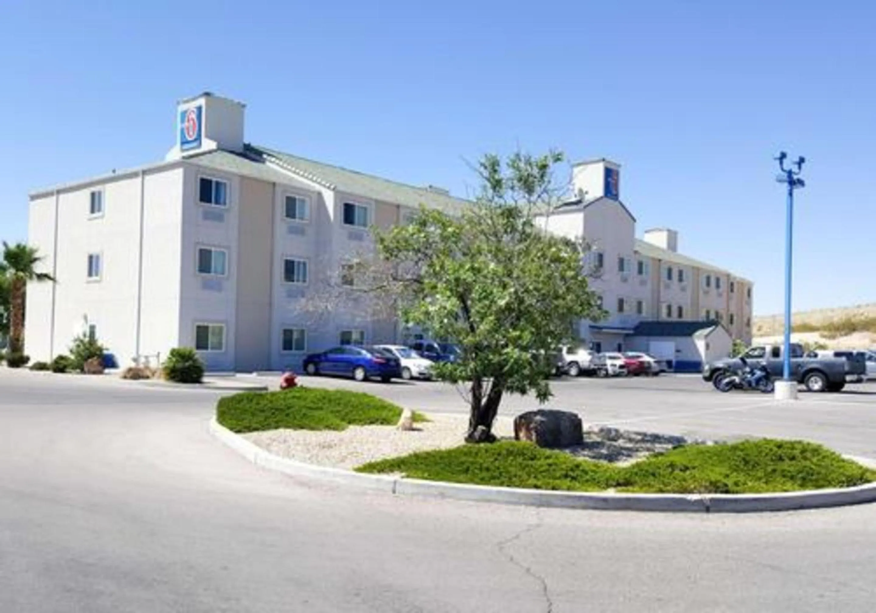 Property building in Studio 6 Las Cruces, NM Telshor