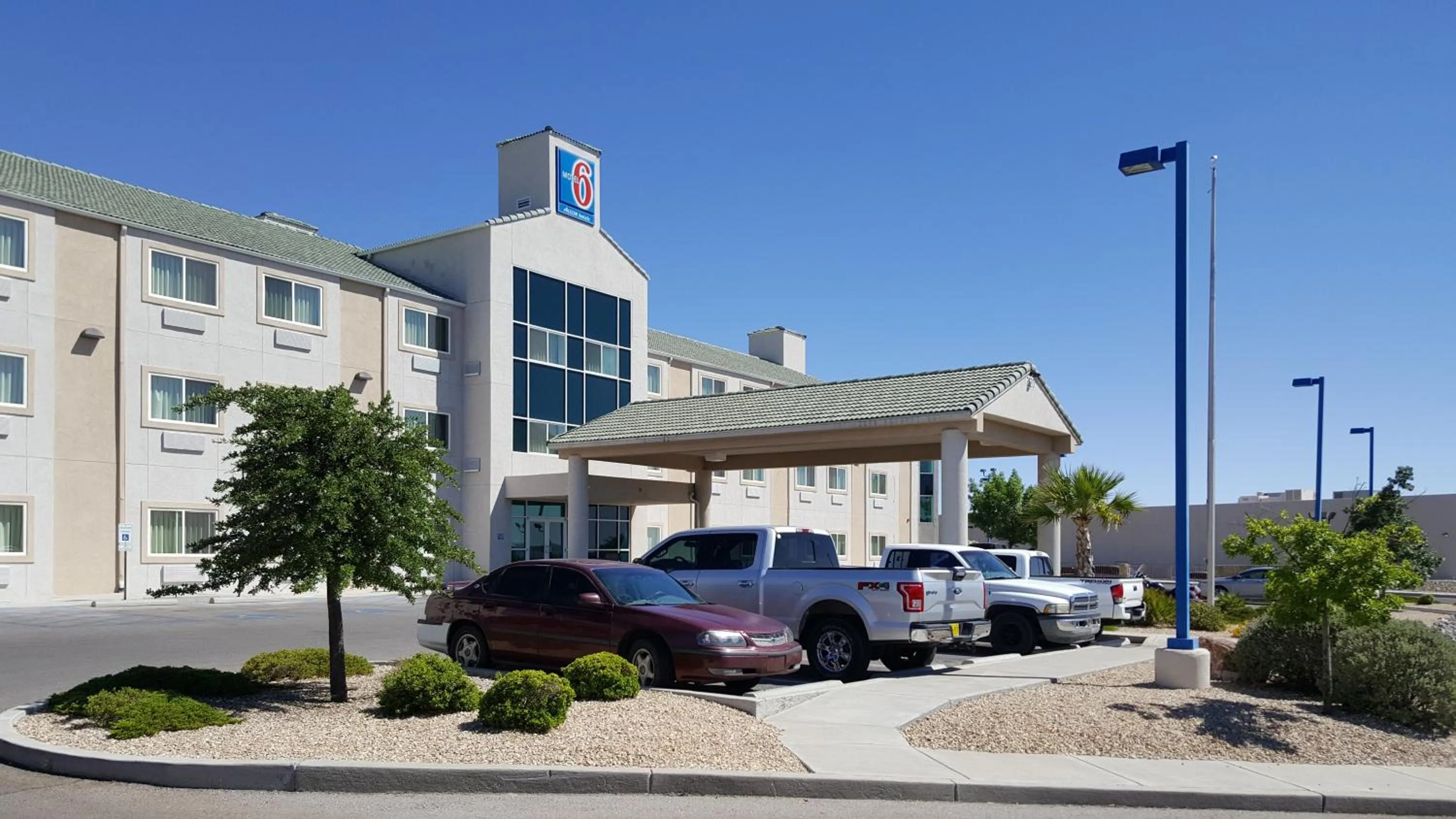 Property building in Studio 6 Las Cruces, NM Telshor