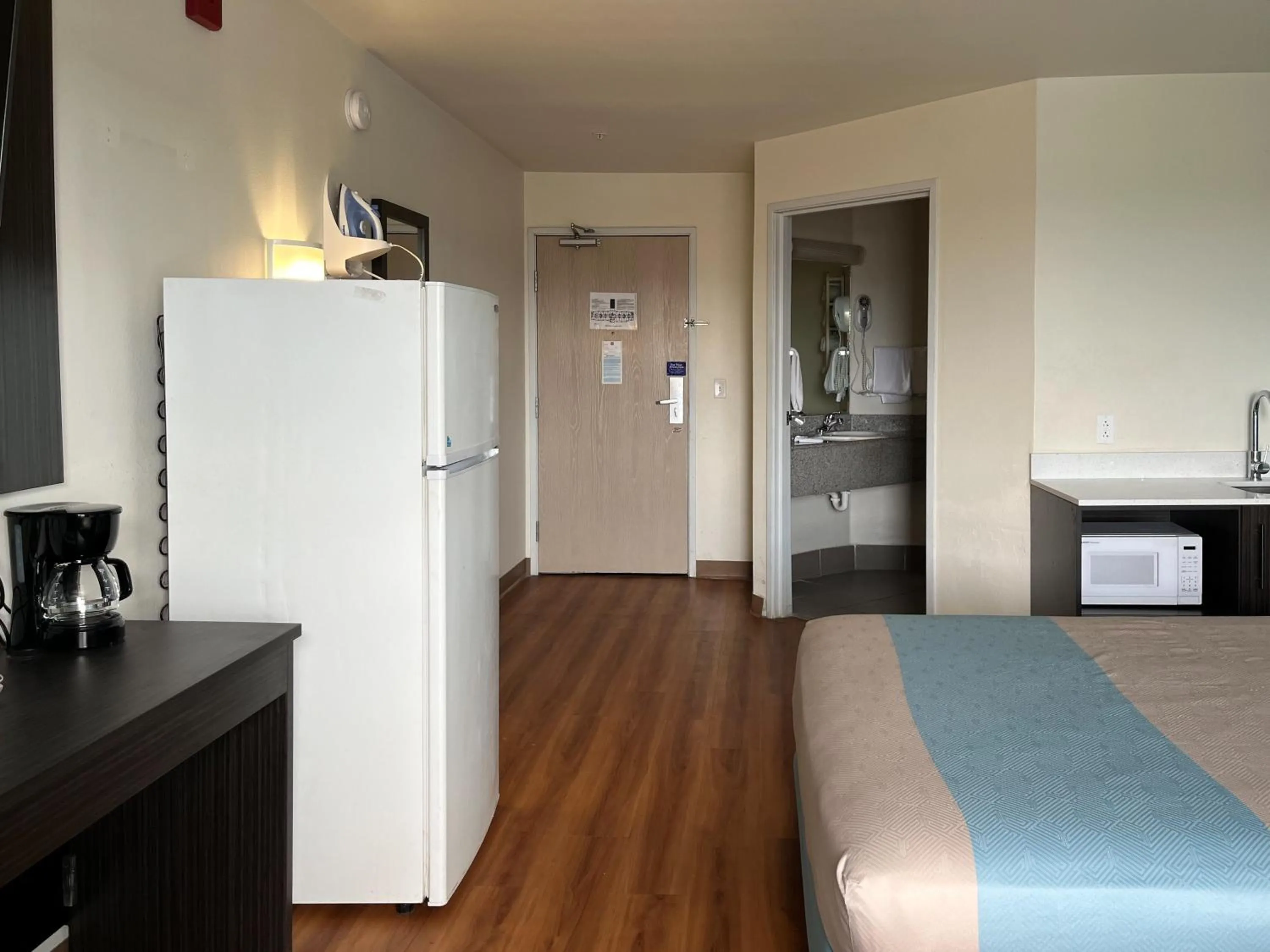 Bedroom, Bed in Studio 6 Las Cruces, NM Telshor