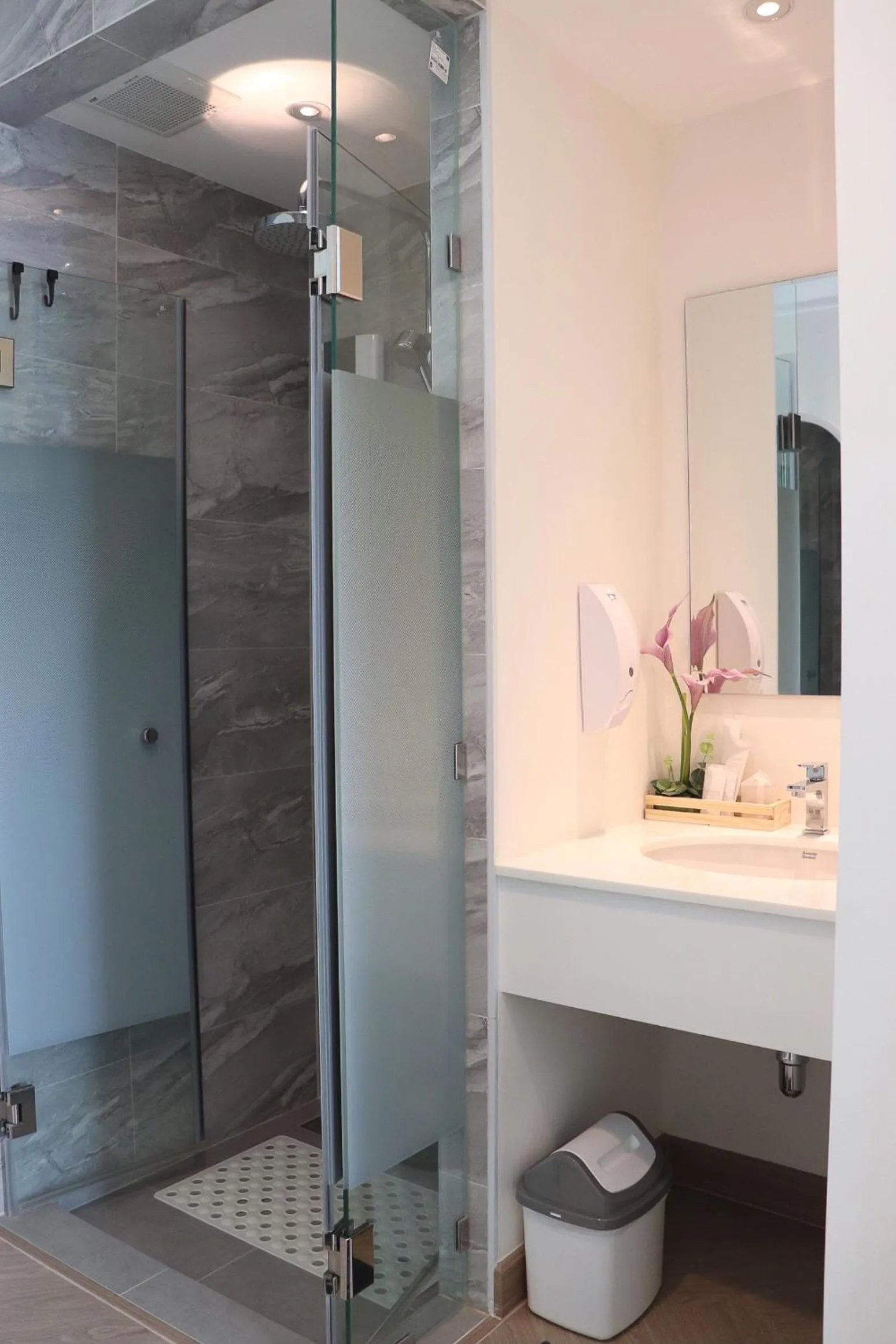 Shower in ResT Bangkok Poshtel