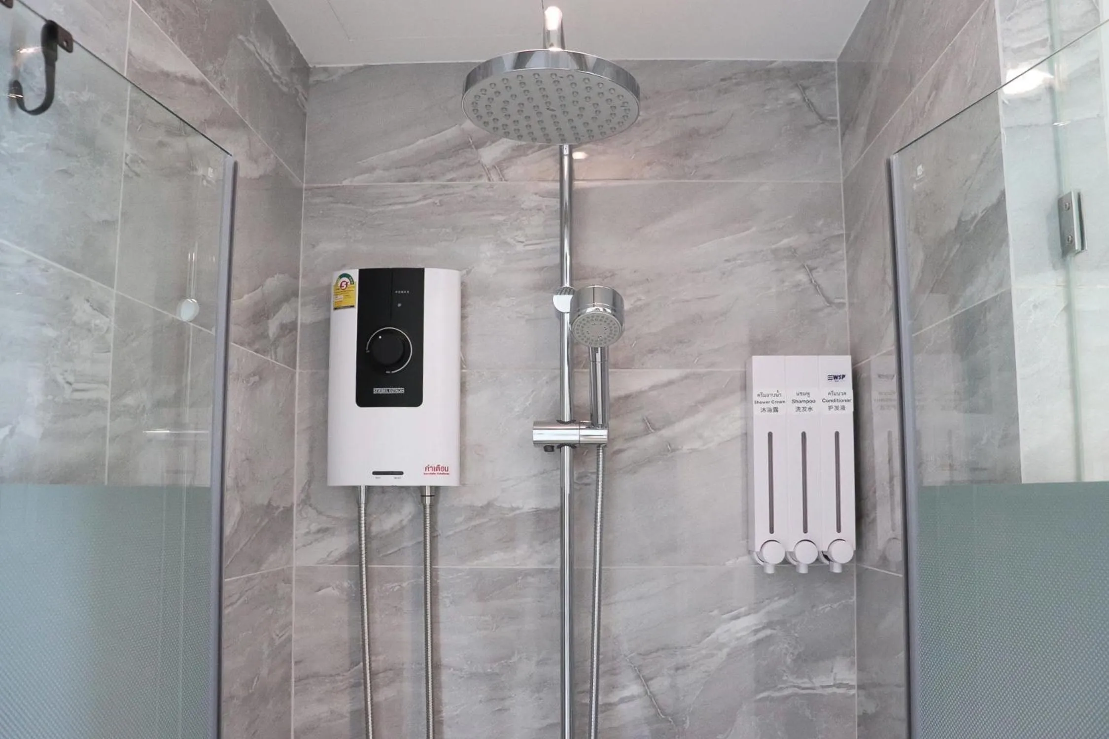 Shower in ResT Bangkok Poshtel