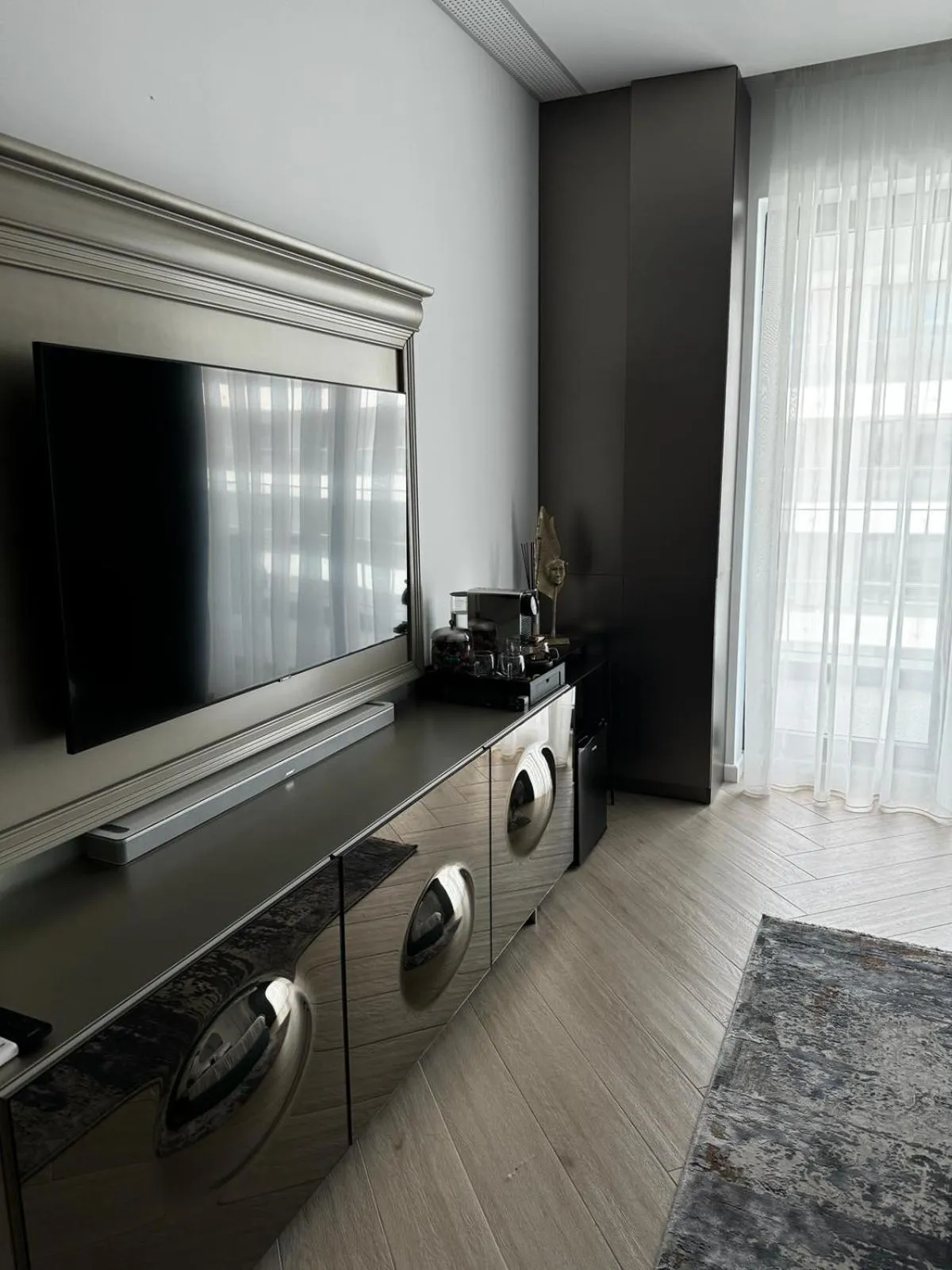 Communal lounge/ TV room in Studio Bianca in complex Sea On Mamaia Nord