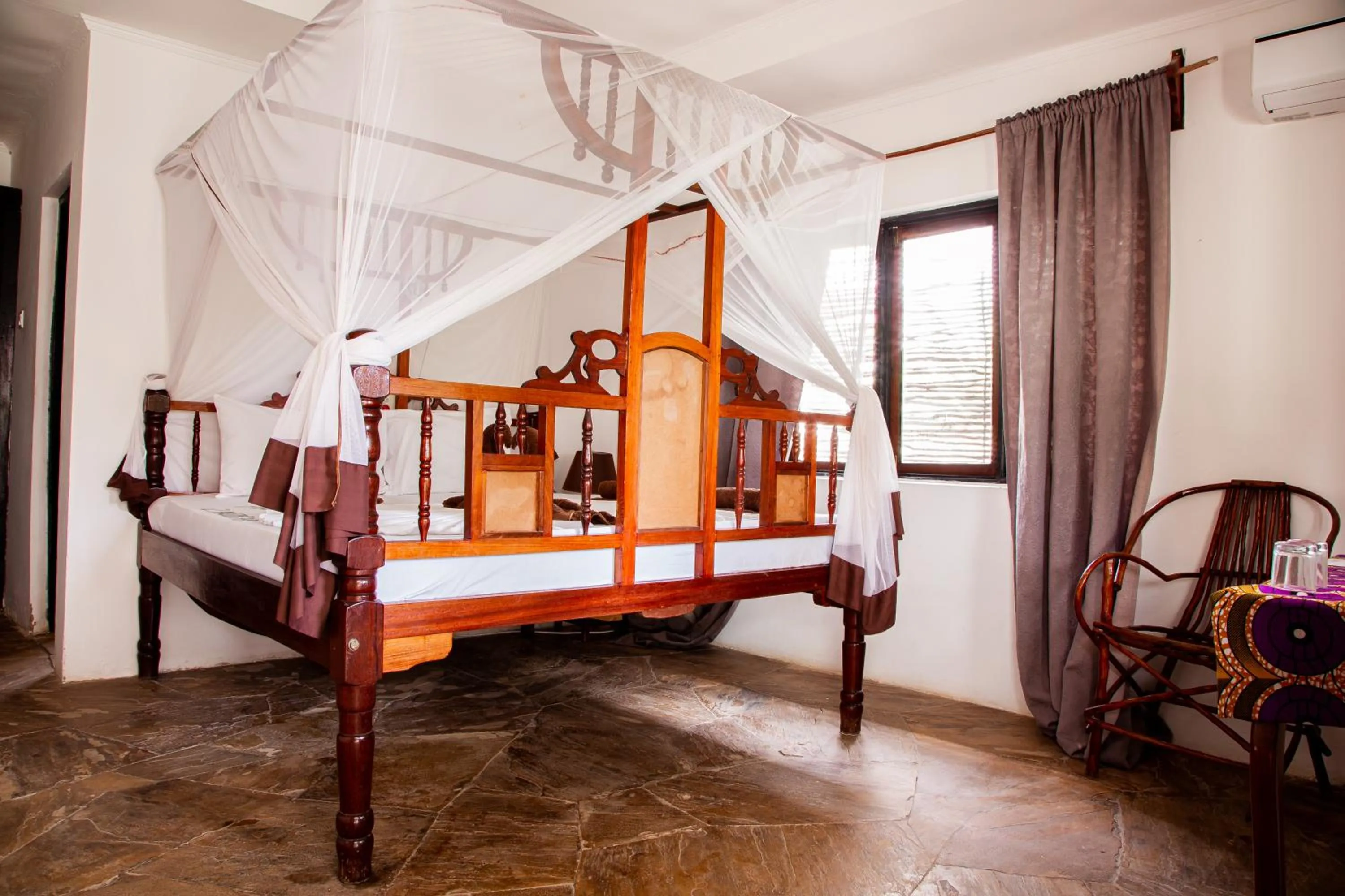 Moonshine Uroa Boutique Hotel