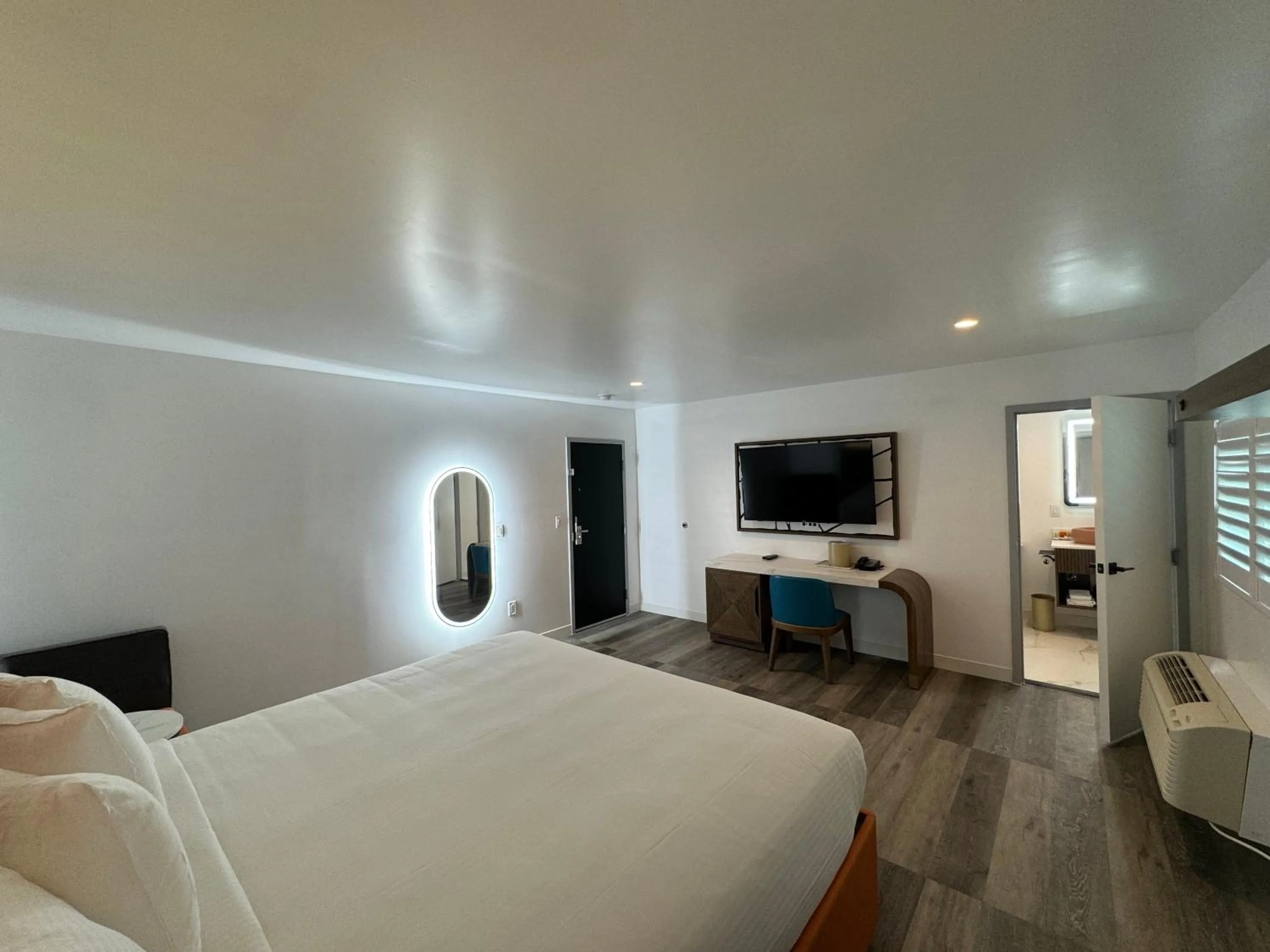 TV and multimedia, Bed in Hotel Rudra - Hollywood