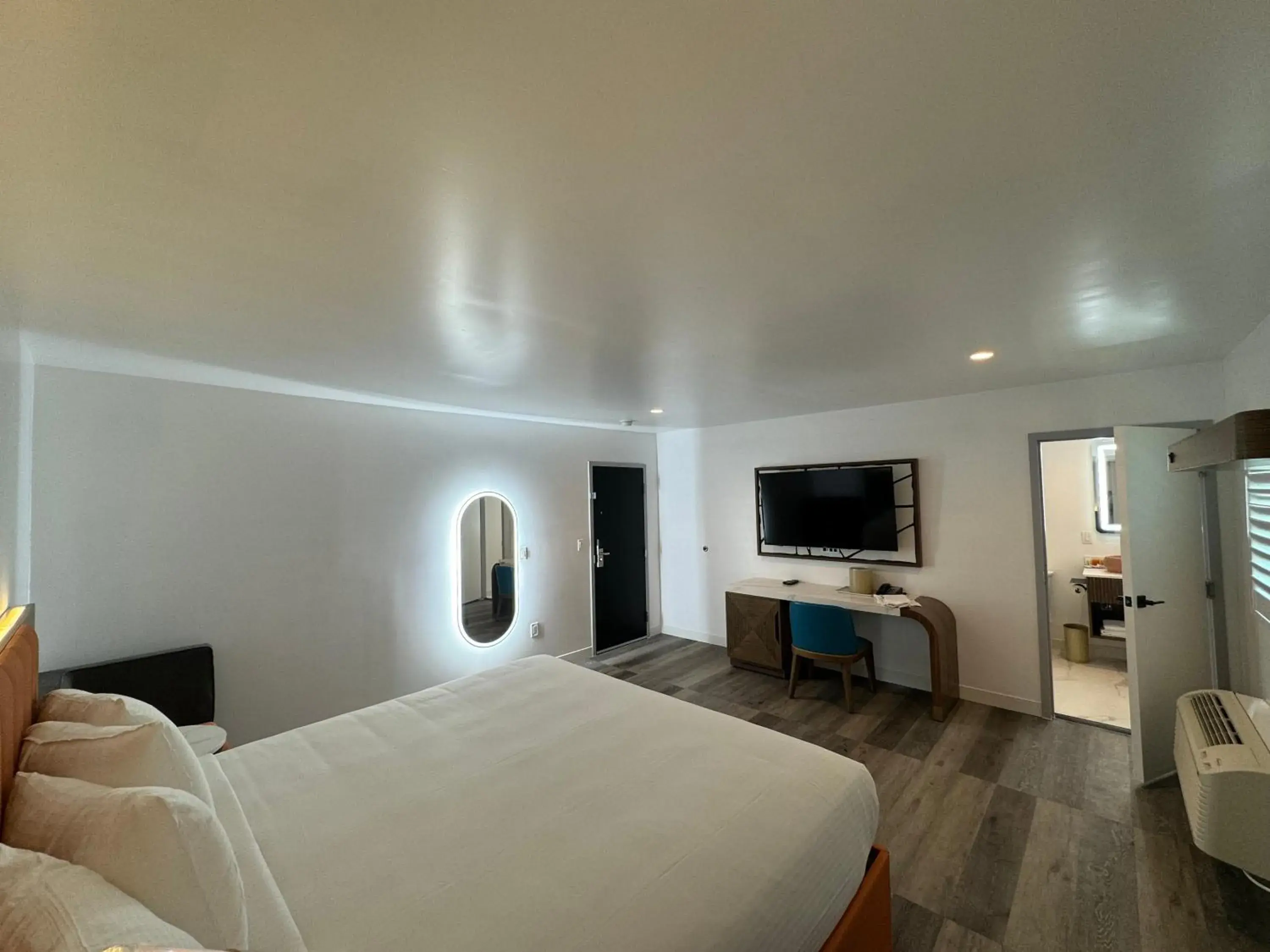 Standard King Room in Hotel Rudra - Hollywood Standard King Room in Hotel Rudra - Hollywood