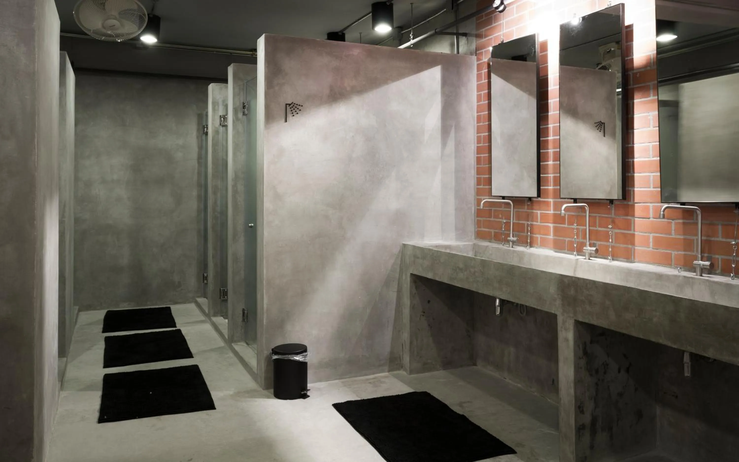 Shower in BED STATION Hostel Ratchthewi