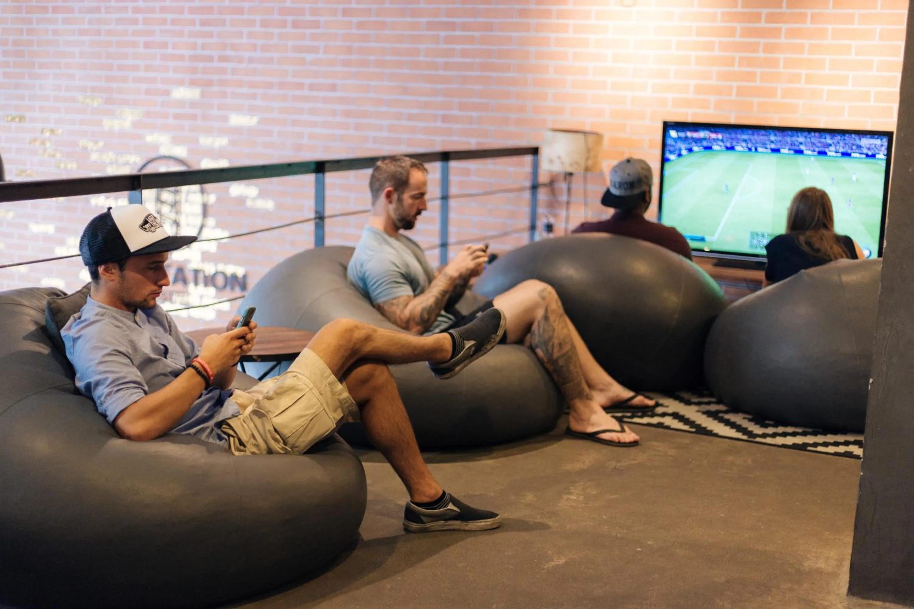 TV and multimedia in BED STATION Hostel Ratchthewi