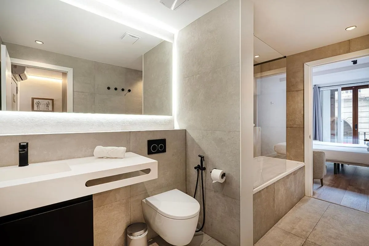 Hot Tub in Happy Apartments