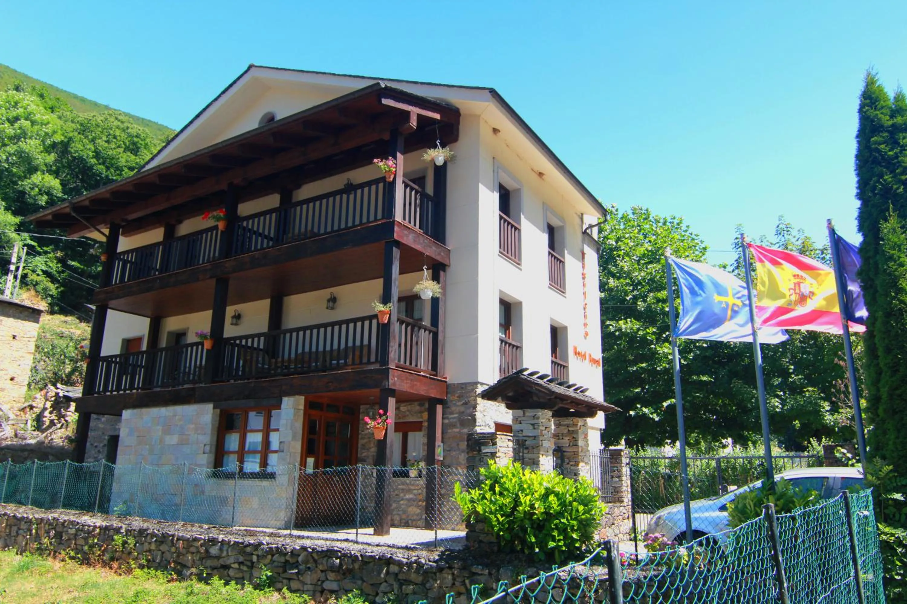 Property building in Tixileiro