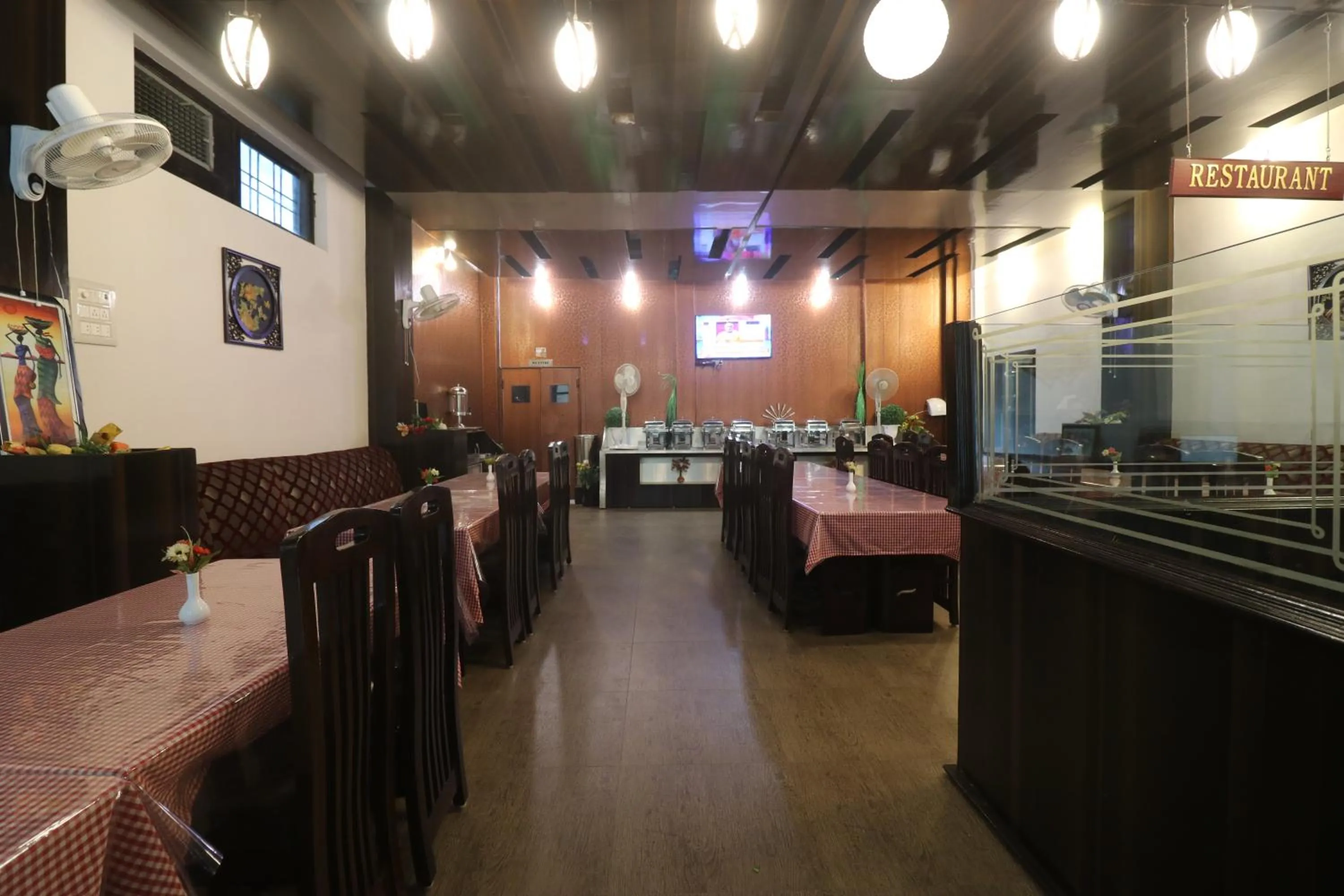 Restaurant/places to eat in Hotel Mandakini