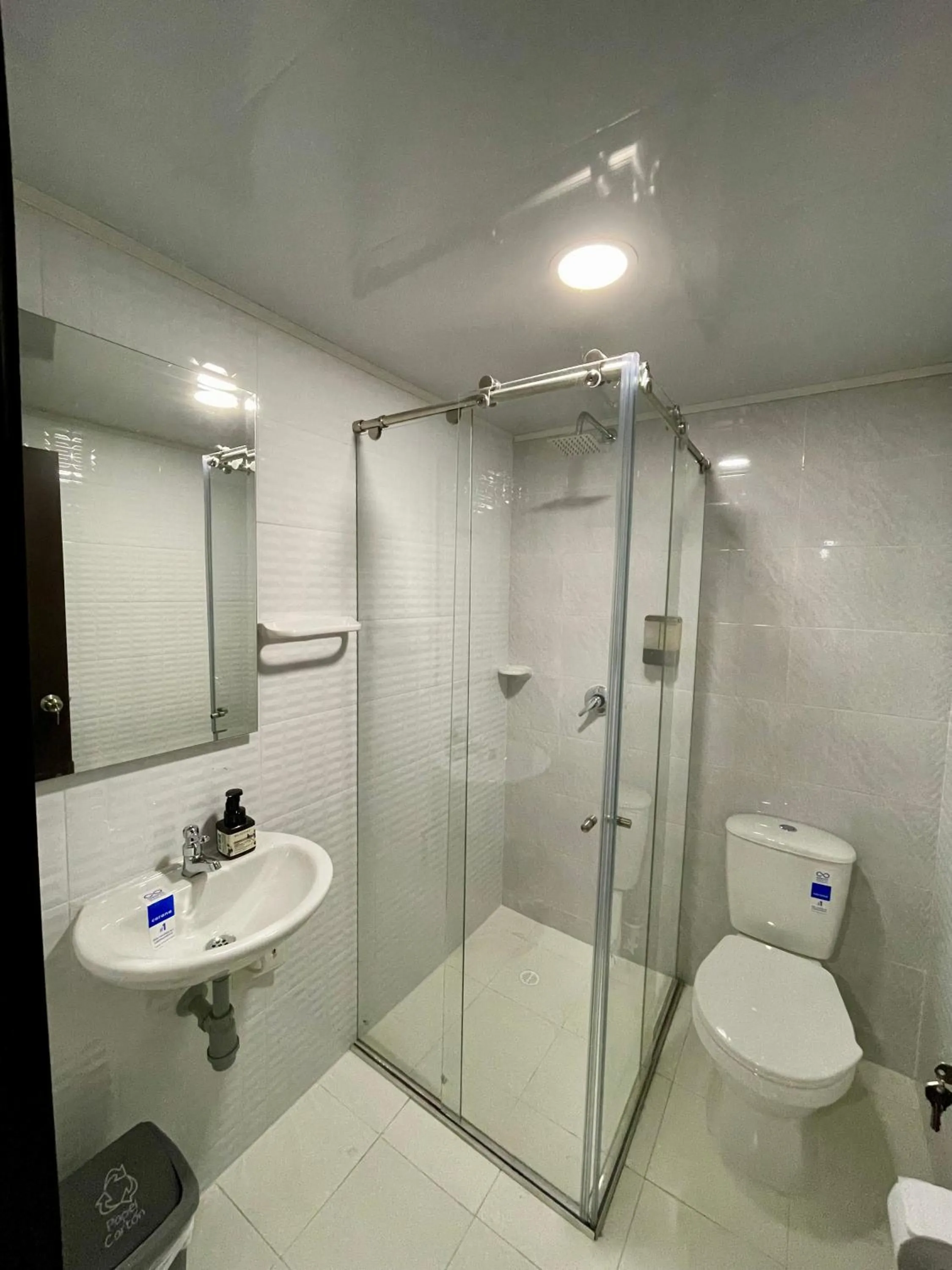 Shower in Hotel Embajada 44